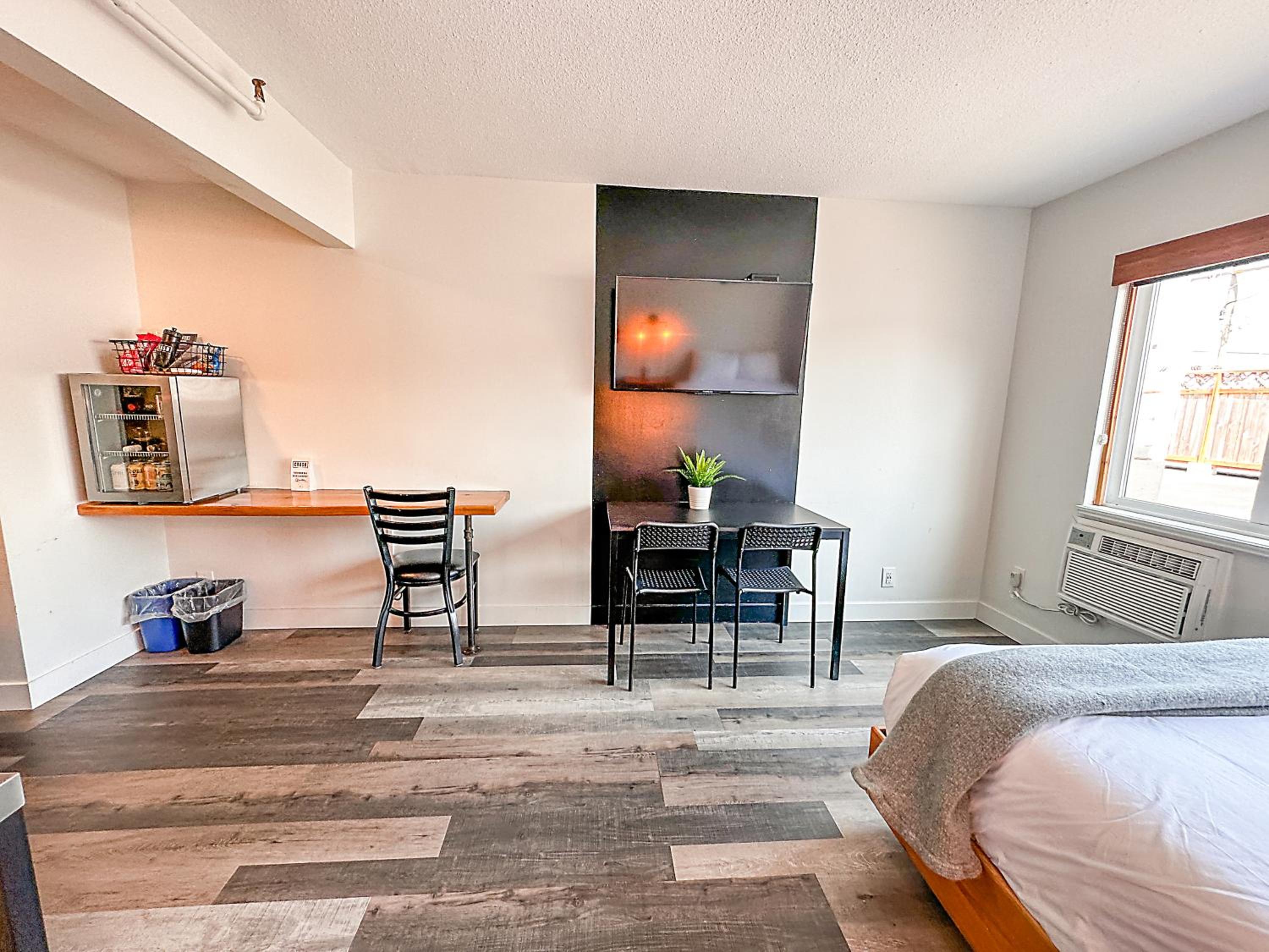 Standard Room, 1 Queen and Kitchenette (Above LOUD Pub) - Photo 5