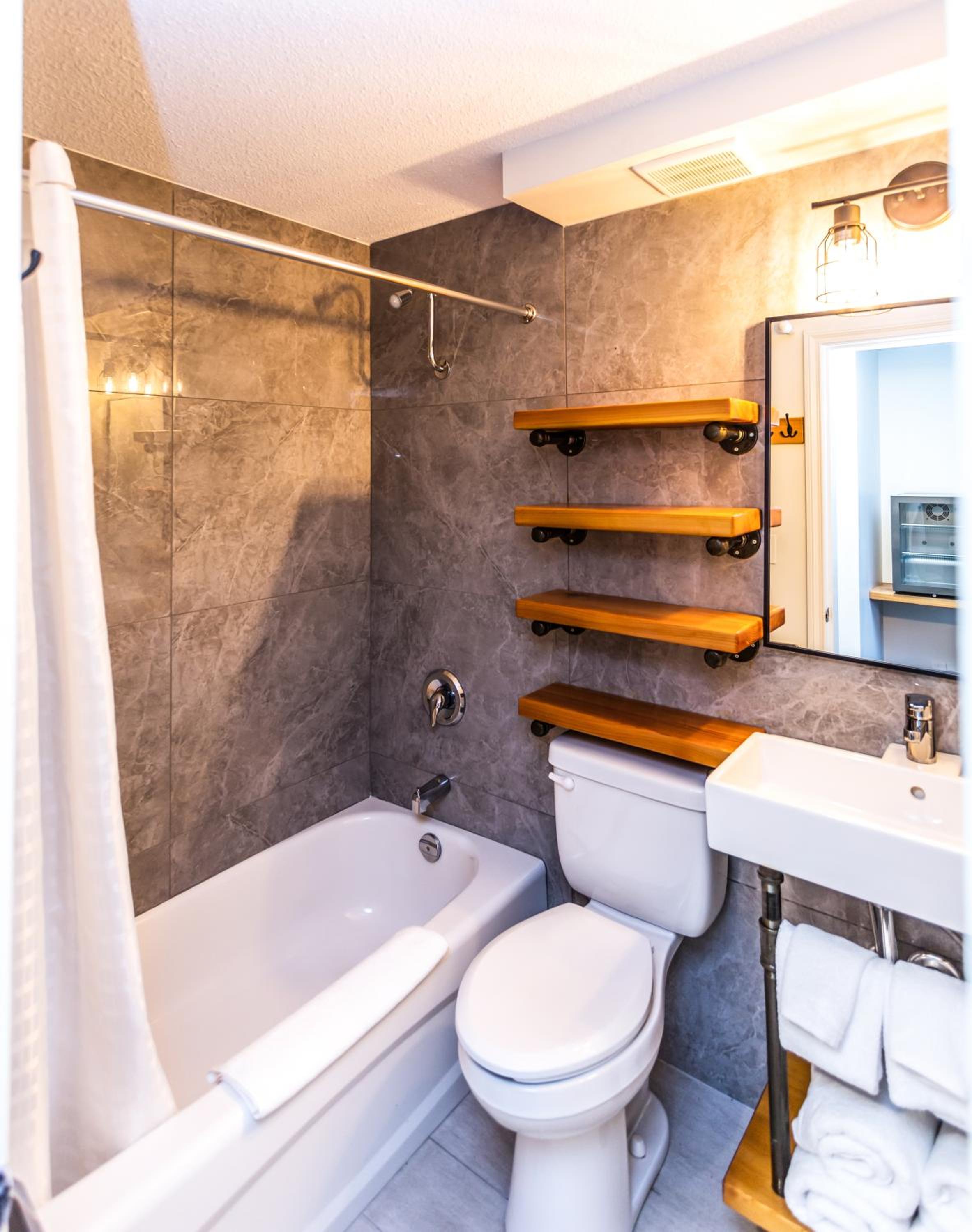 Basic Room, Two Twin Bunks (Above LOUD Pub) photo 2