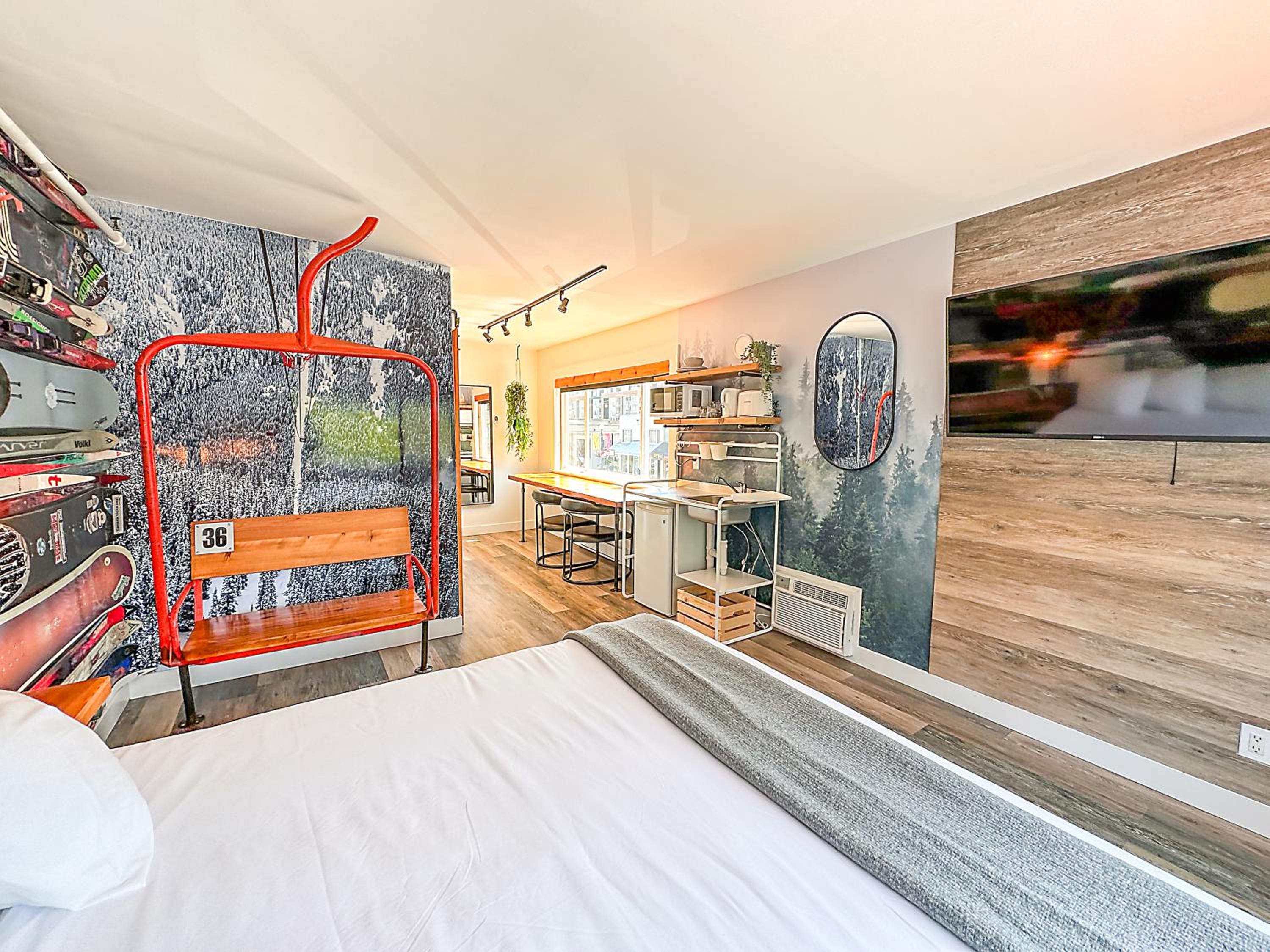 Designer Room, King Bed, Kitchenette, Mountain View photo 1