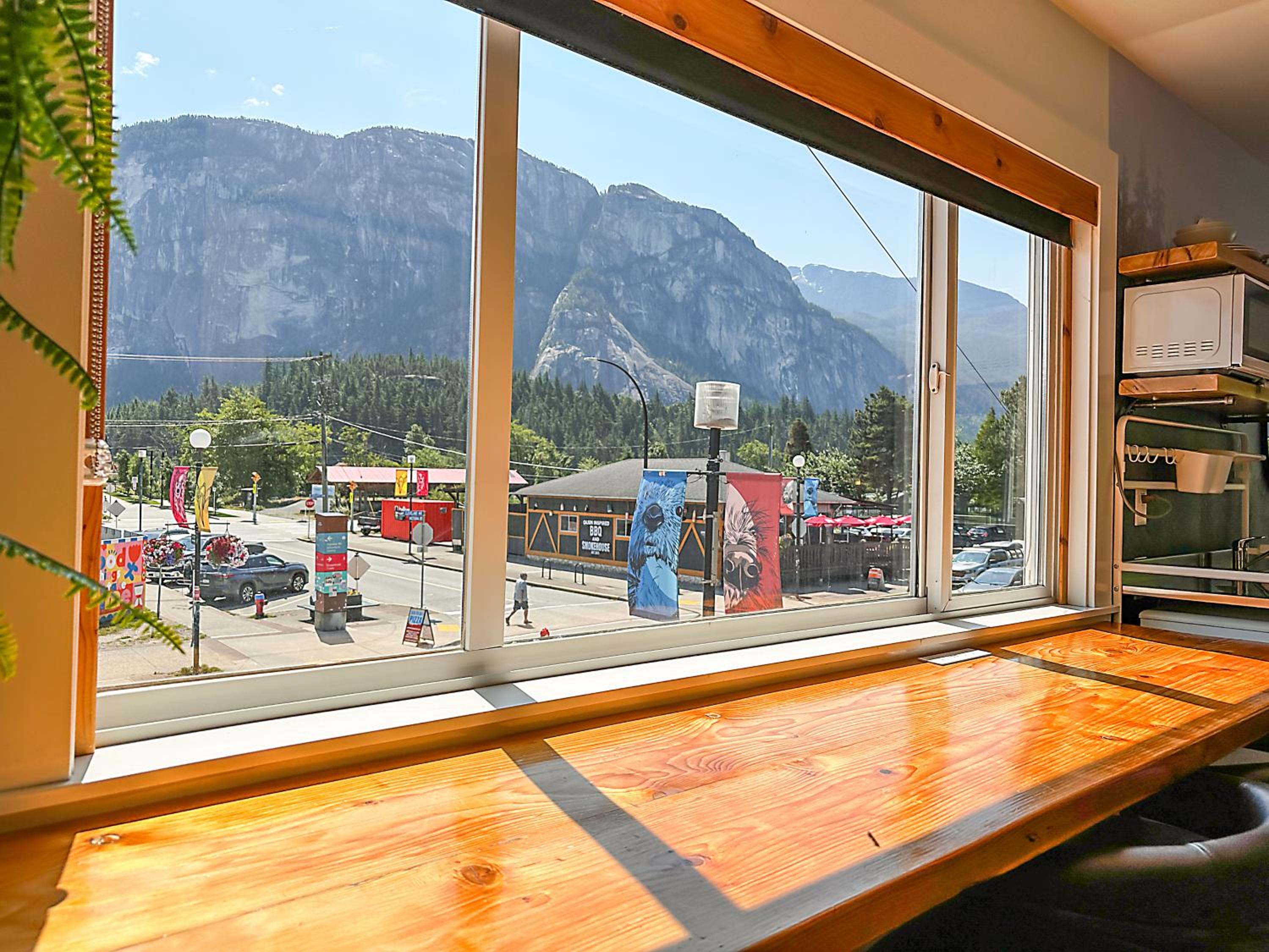 Designer Room, King Bed, Kitchenette, Mountain View photo 2