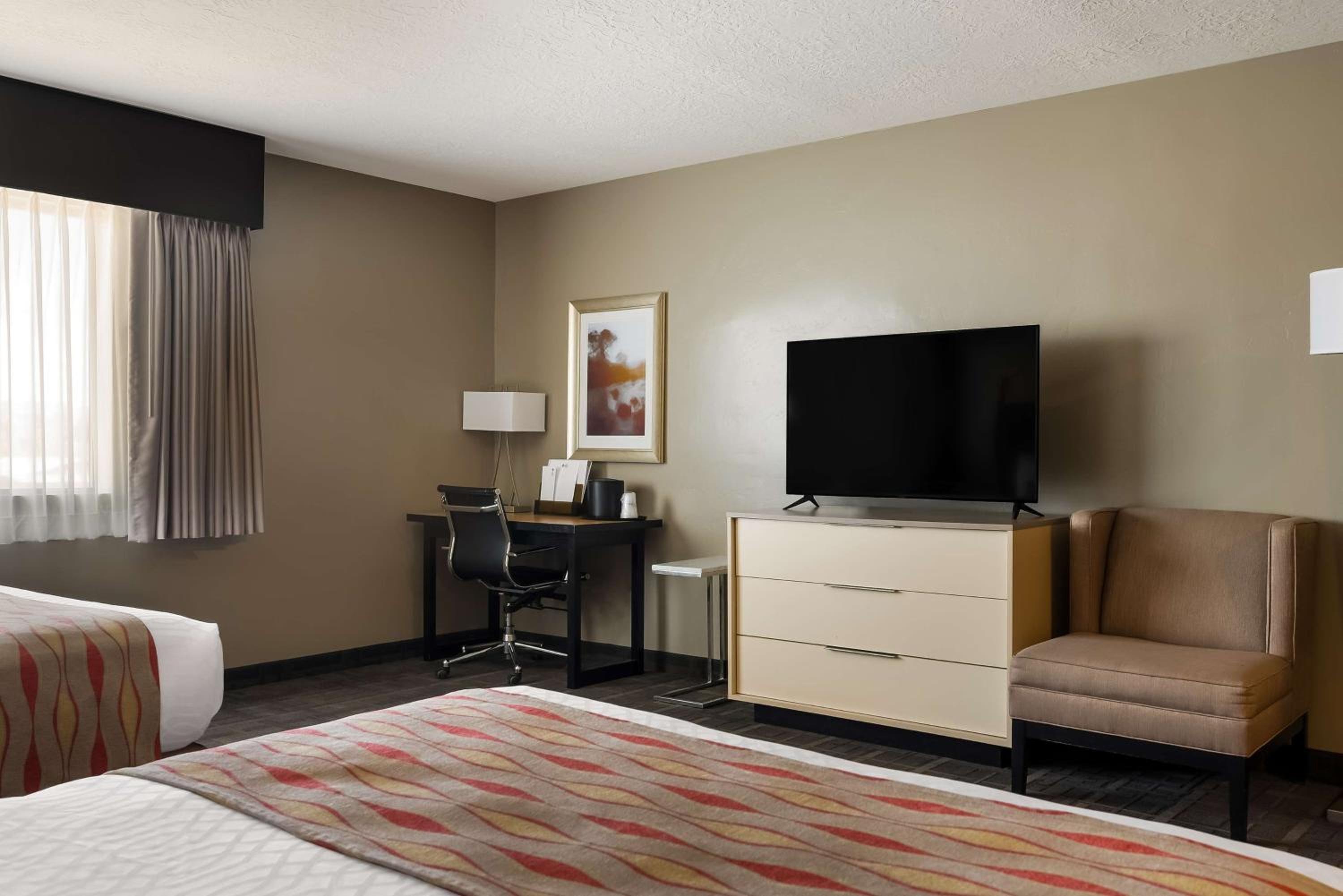 Queen Suite with Two Queen Beds - Non-Smoking photo 3