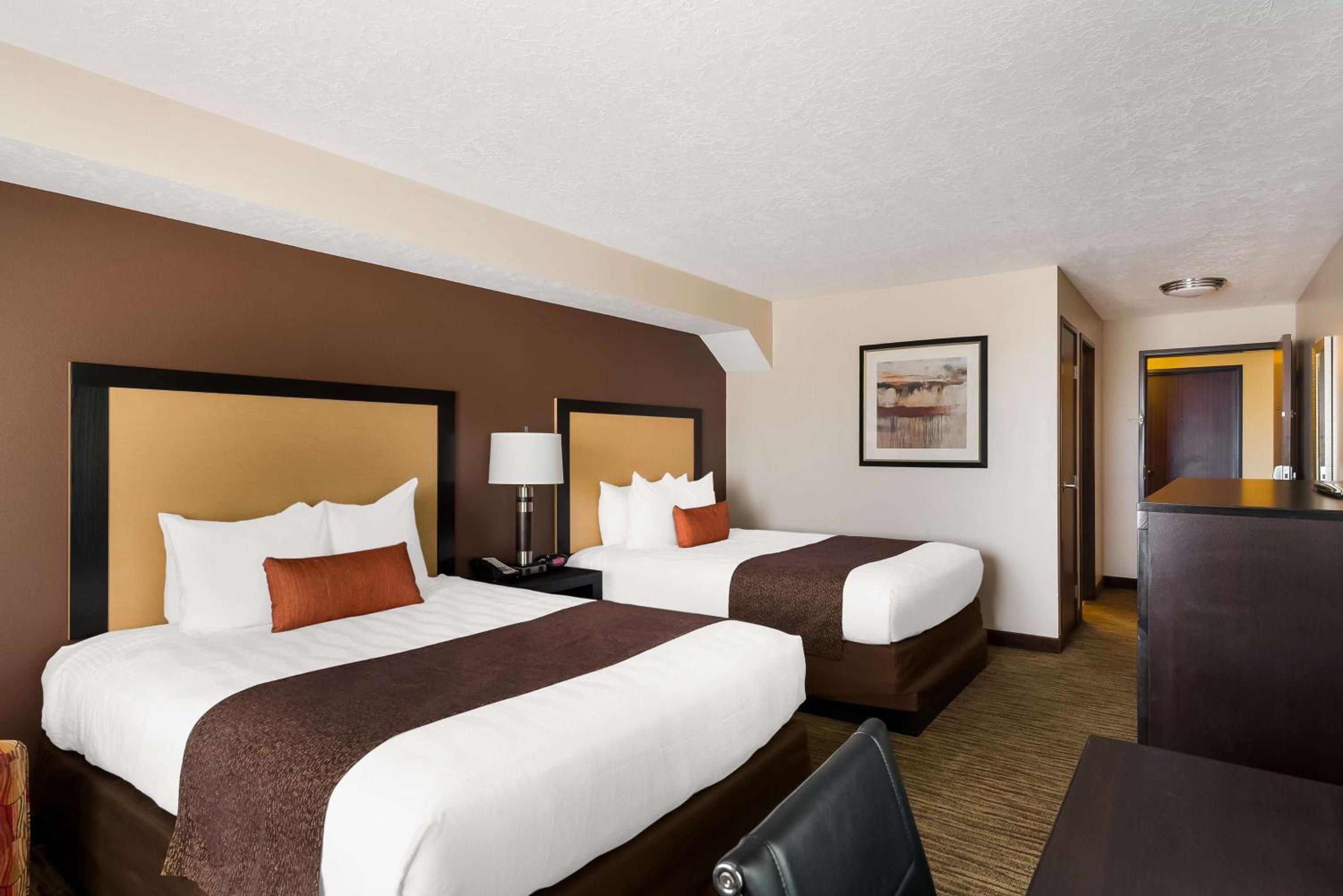 Queen Room with Two Queen Beds - Non-Smoking photo 2