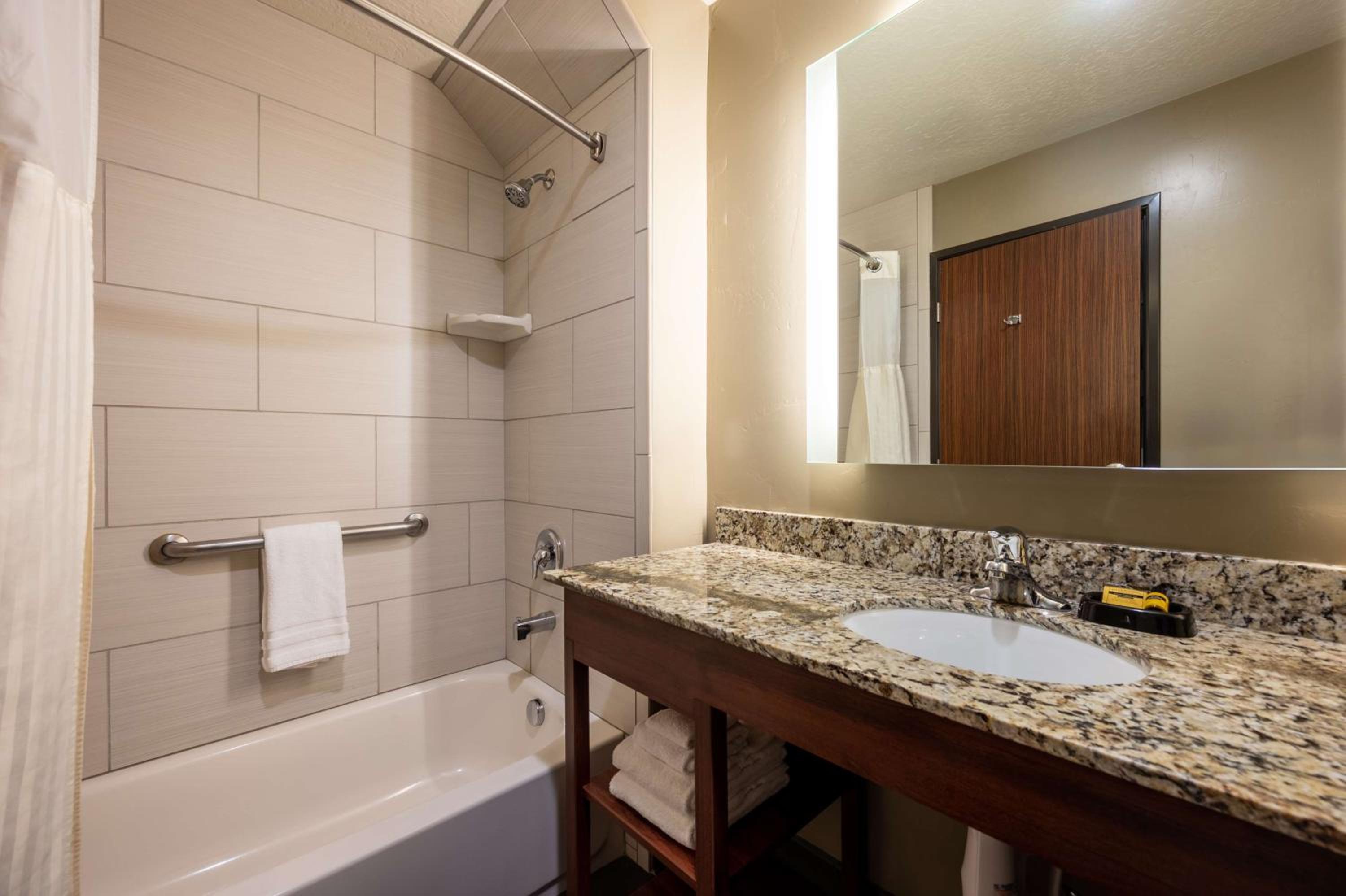 Queen Suite with Two Queen Beds - Non-Smoking photo 2