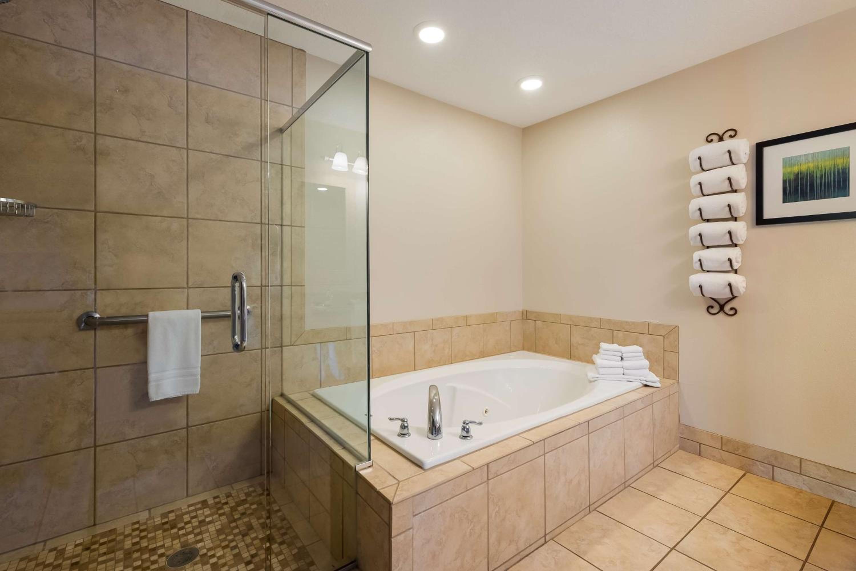 King Suite with Jetted Tub and Kitchenette - Non-Smoking photo 3