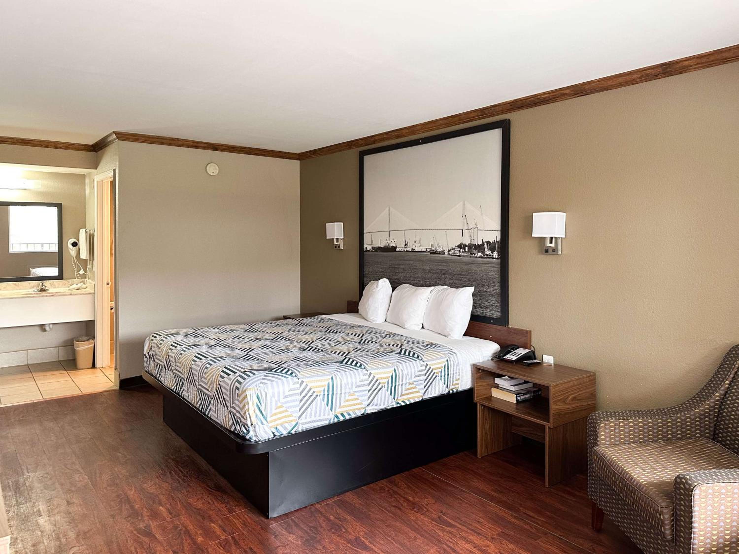 King Room - Non-Smoking - Photo 5