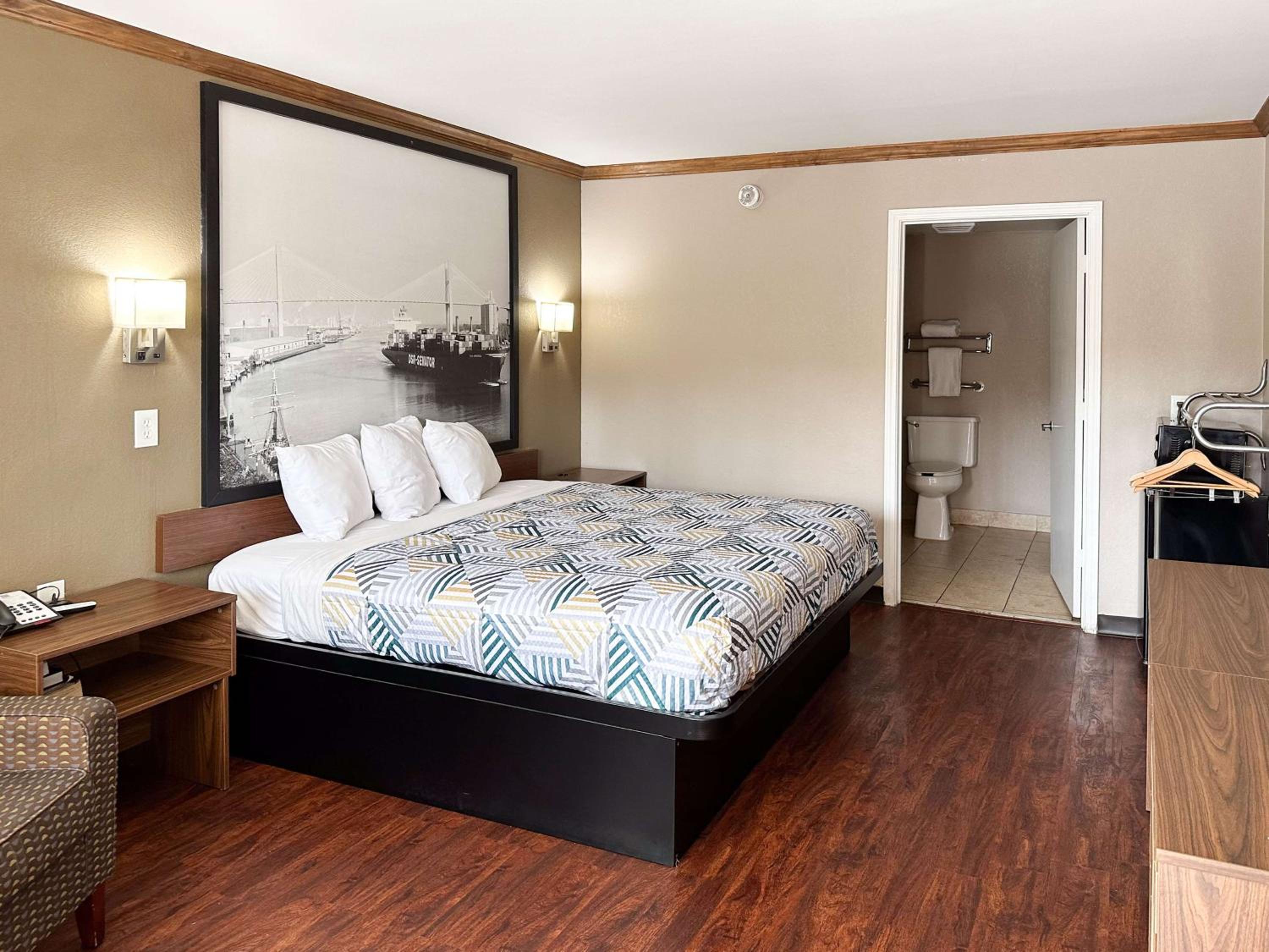King Room - Non-Smoking - Photo 3