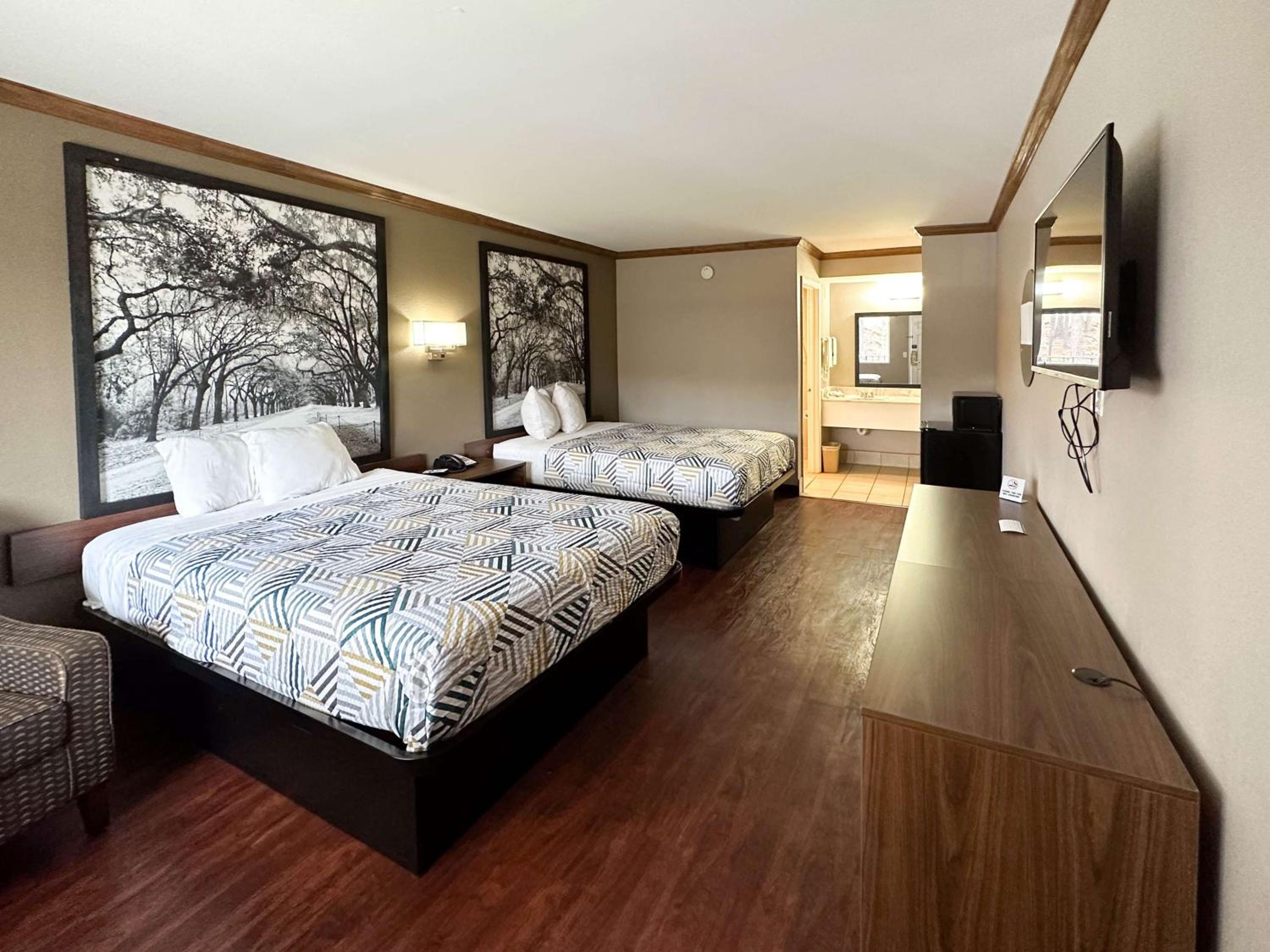 King Room - Non-Smoking - Photo 4