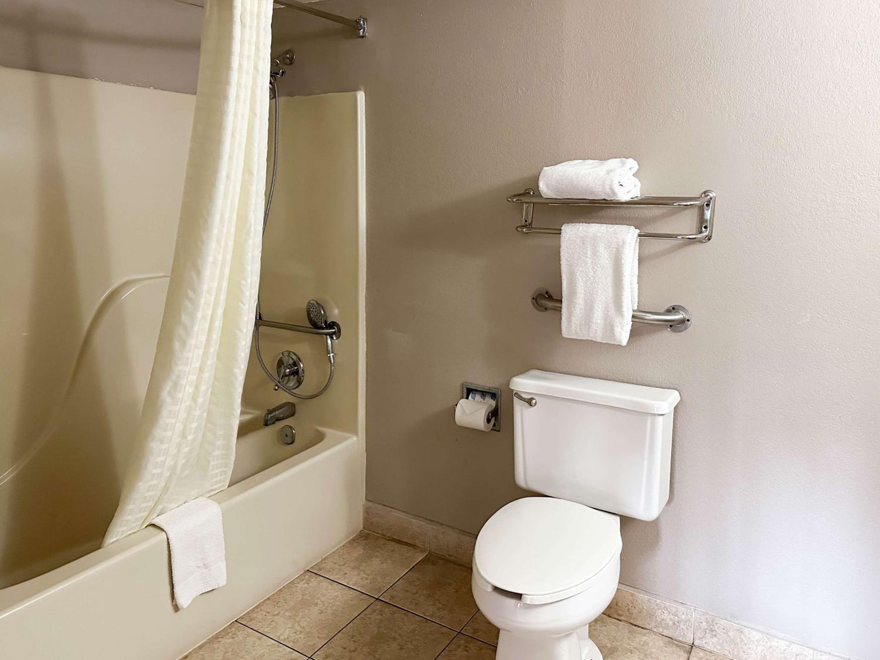 Quadruple Room - Non-Smoking - Photo 3