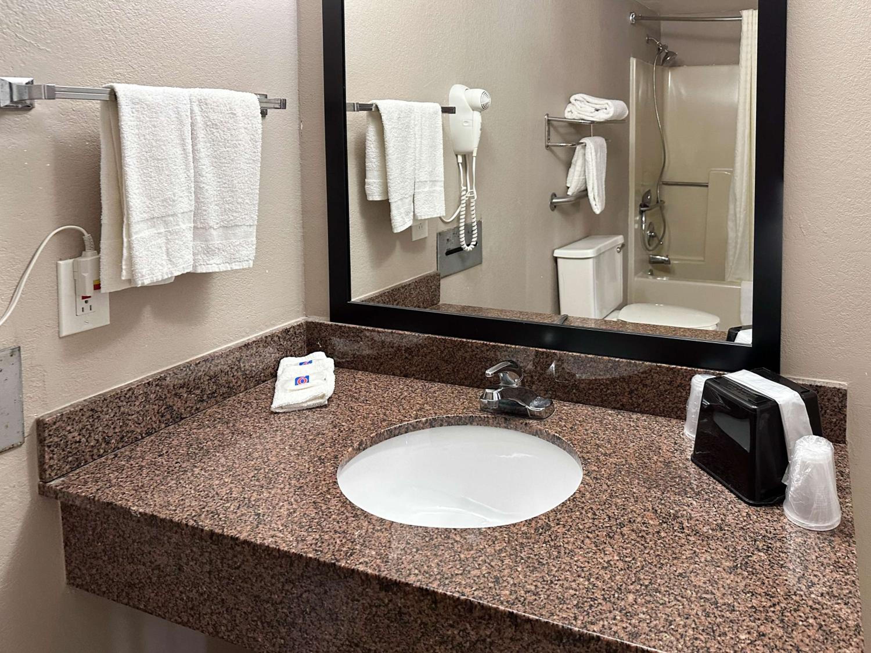 Quadruple Room - Non-Smoking - Photo 2