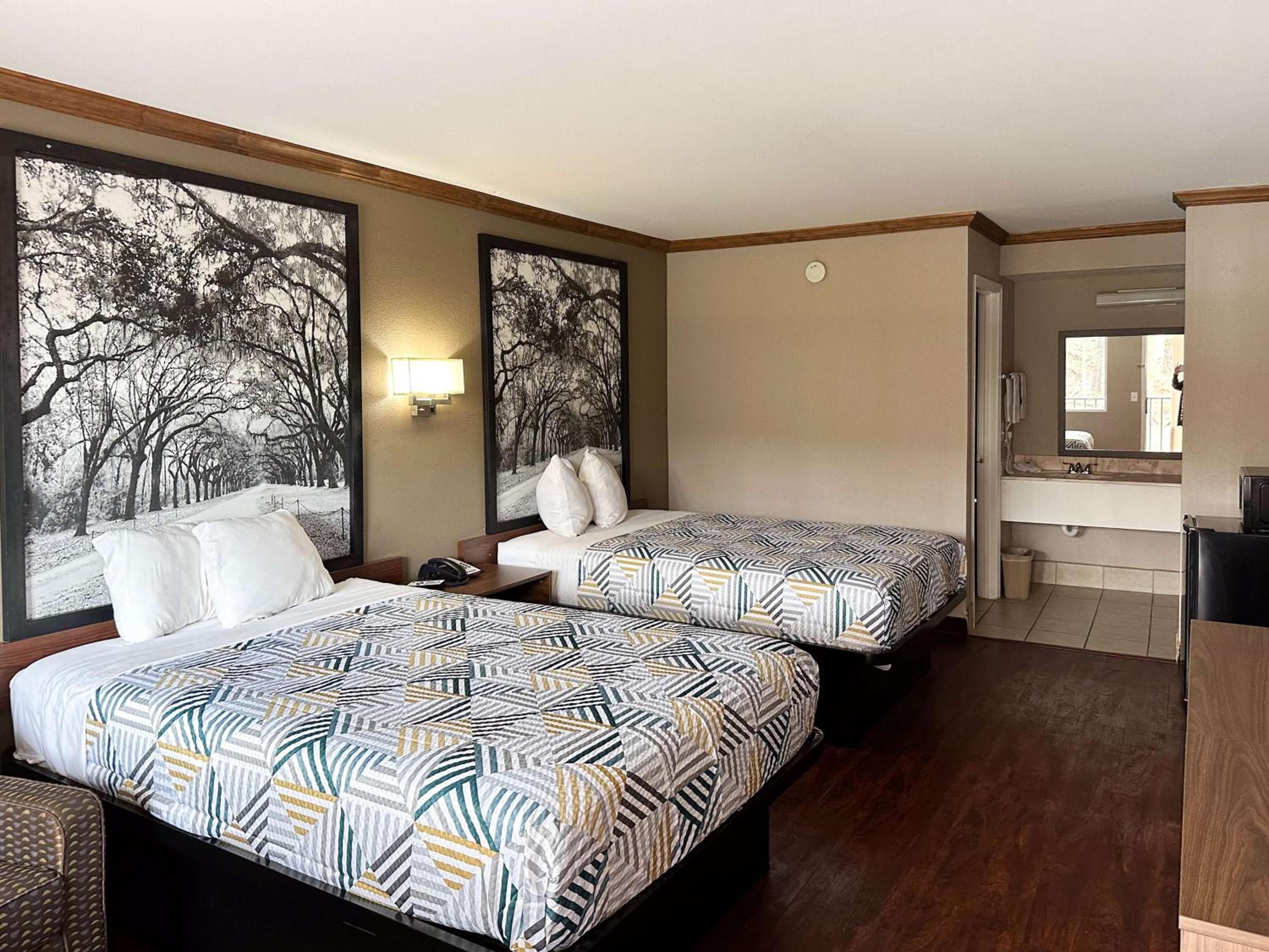 Quadruple Room - Non-Smoking - Photo 4