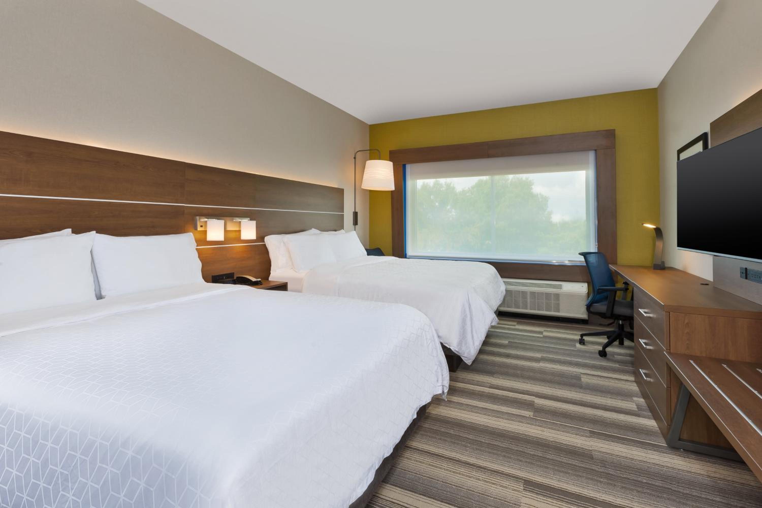 Standard Room with Two Queen Beds - Photo 1