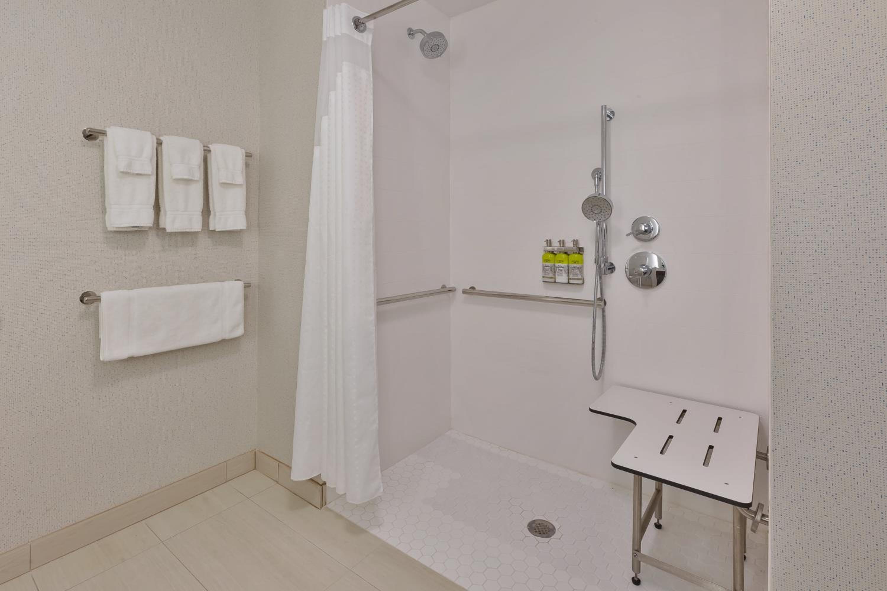 King Room with Mobility Accessible Roll-In Shower - Non-Smoking - Photo 2