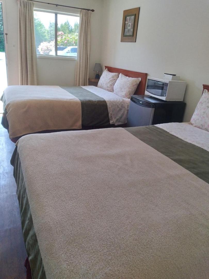 Queen Room with Two Queen Beds photo 2