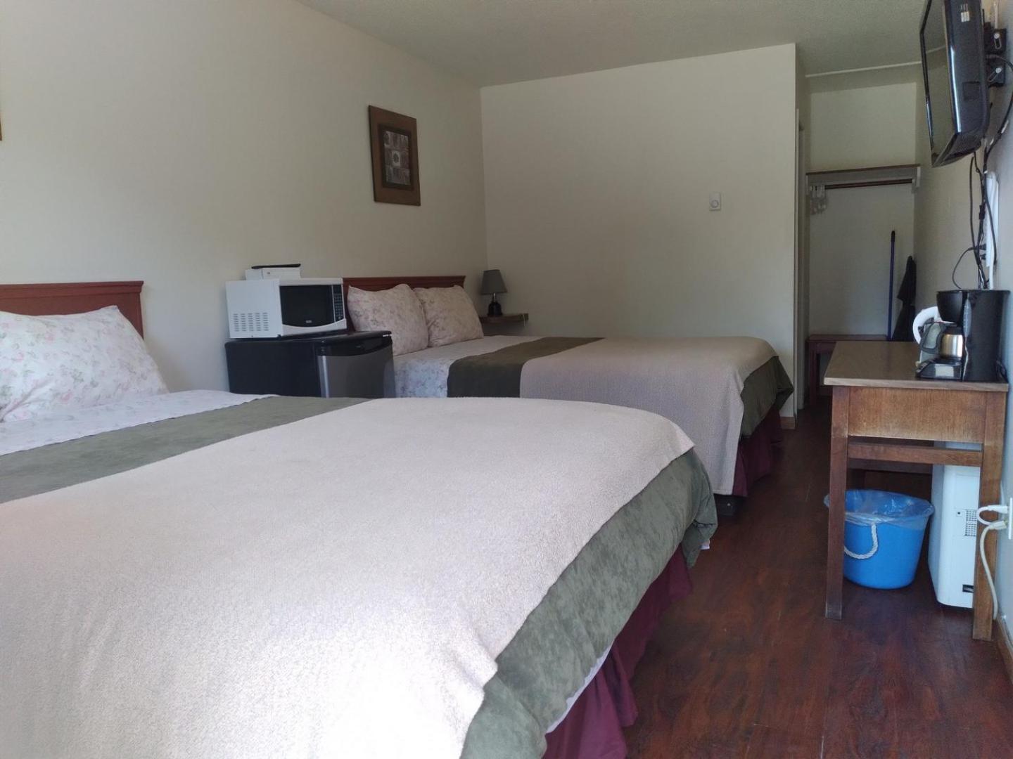 Queen Room with Two Queen Beds photo 1