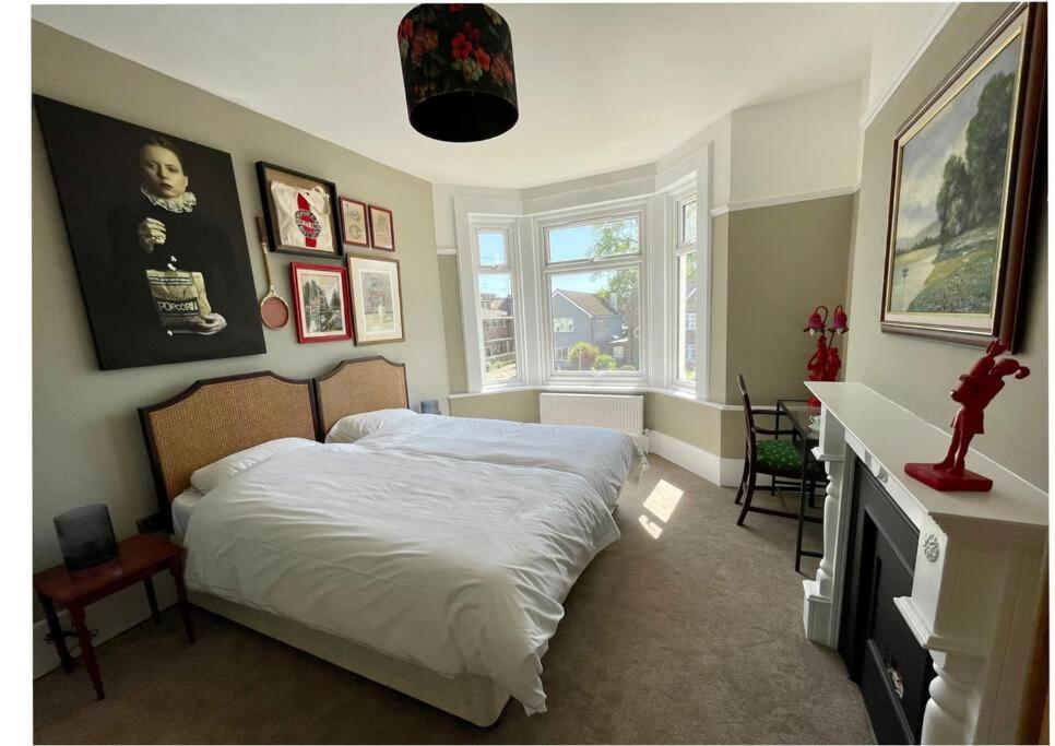 Six-Bedroom House photo 1