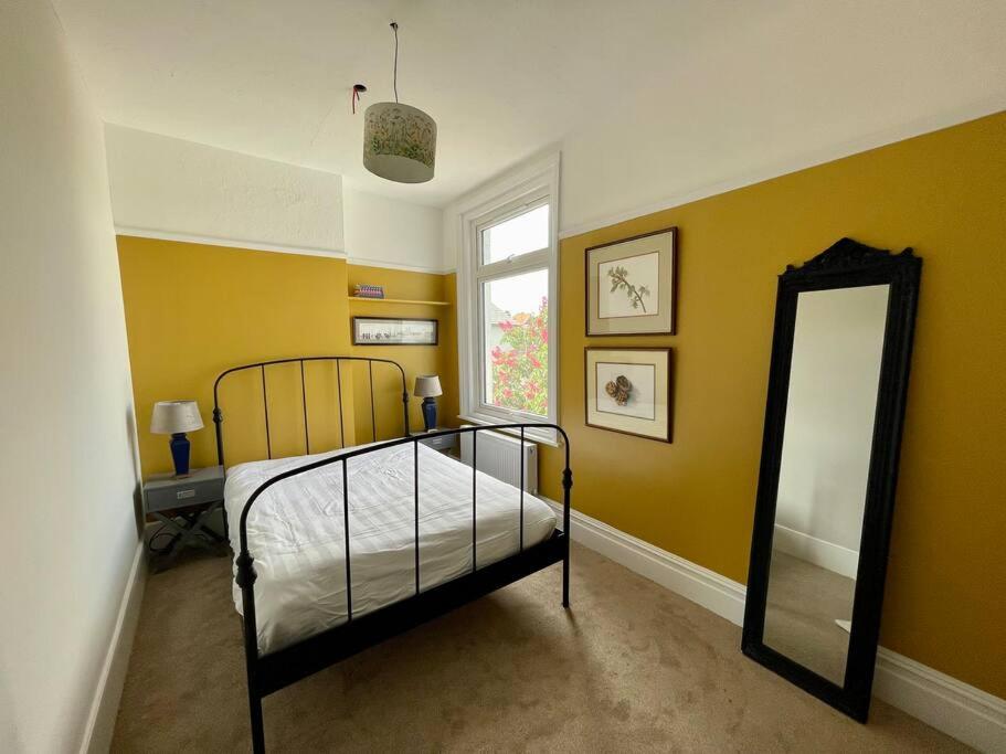 Six-Bedroom House photo 3