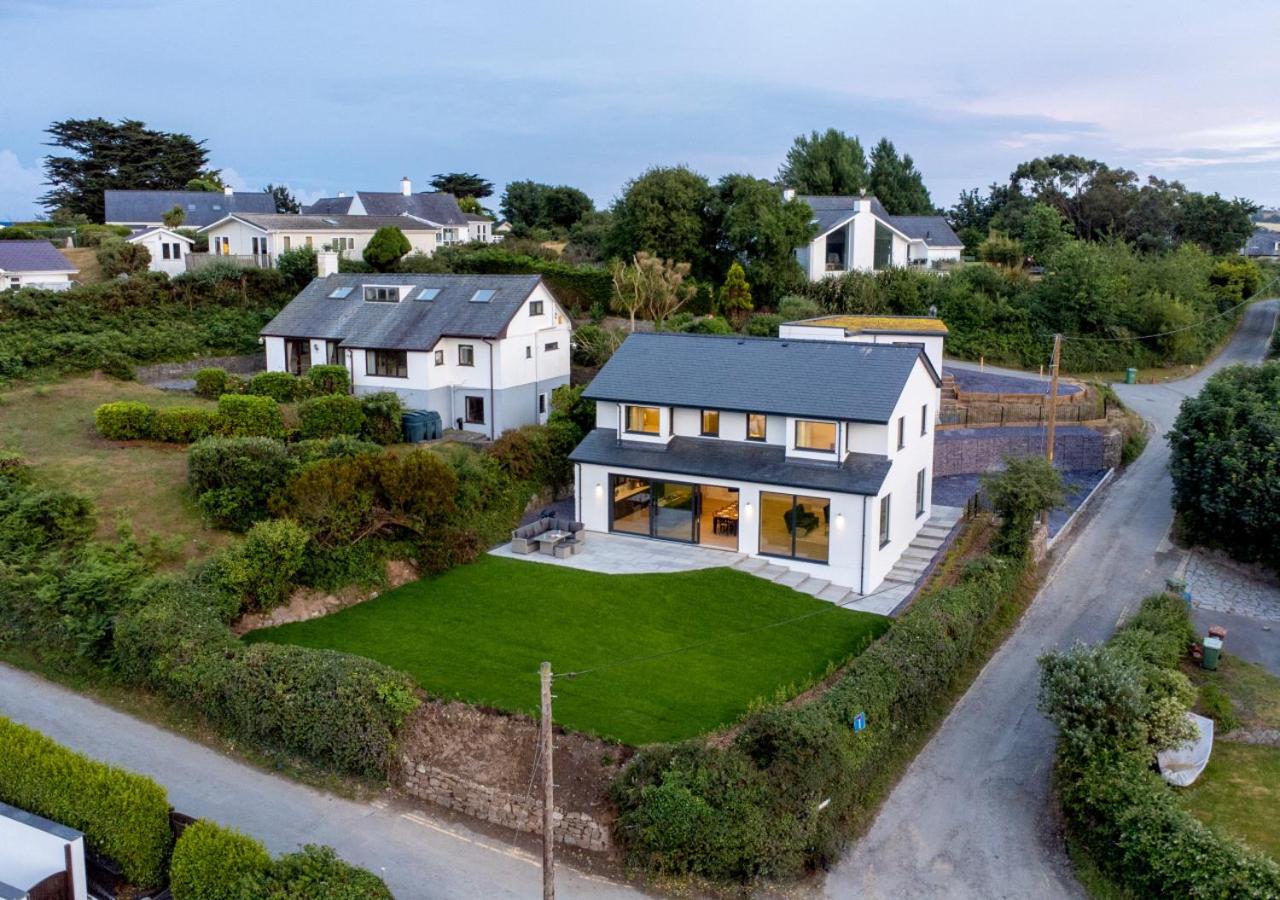 Six-Bedroom House photo 3
