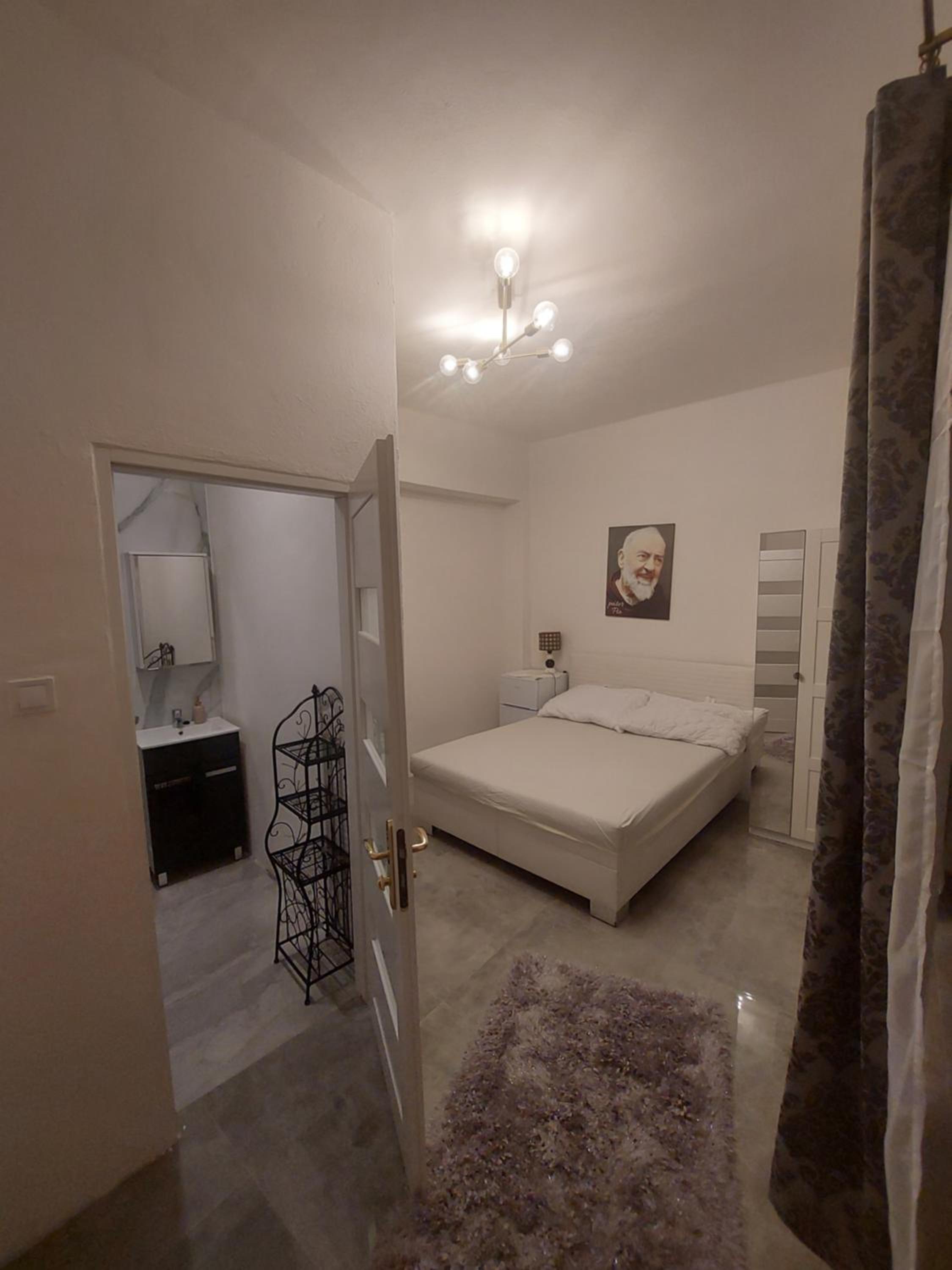 One-Bedroom Apartment photo 1