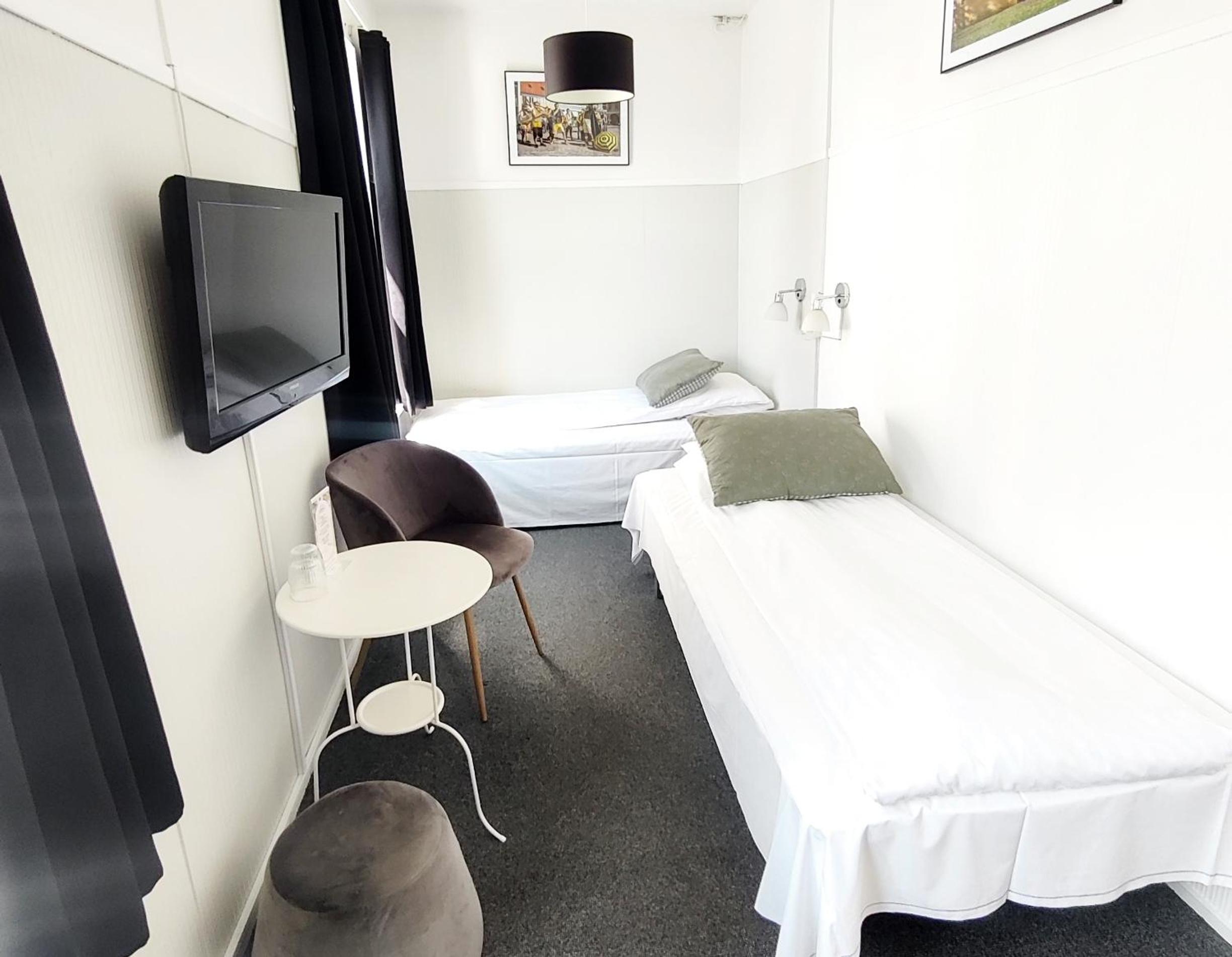 Twin Room with Shared Bathroom photo 2