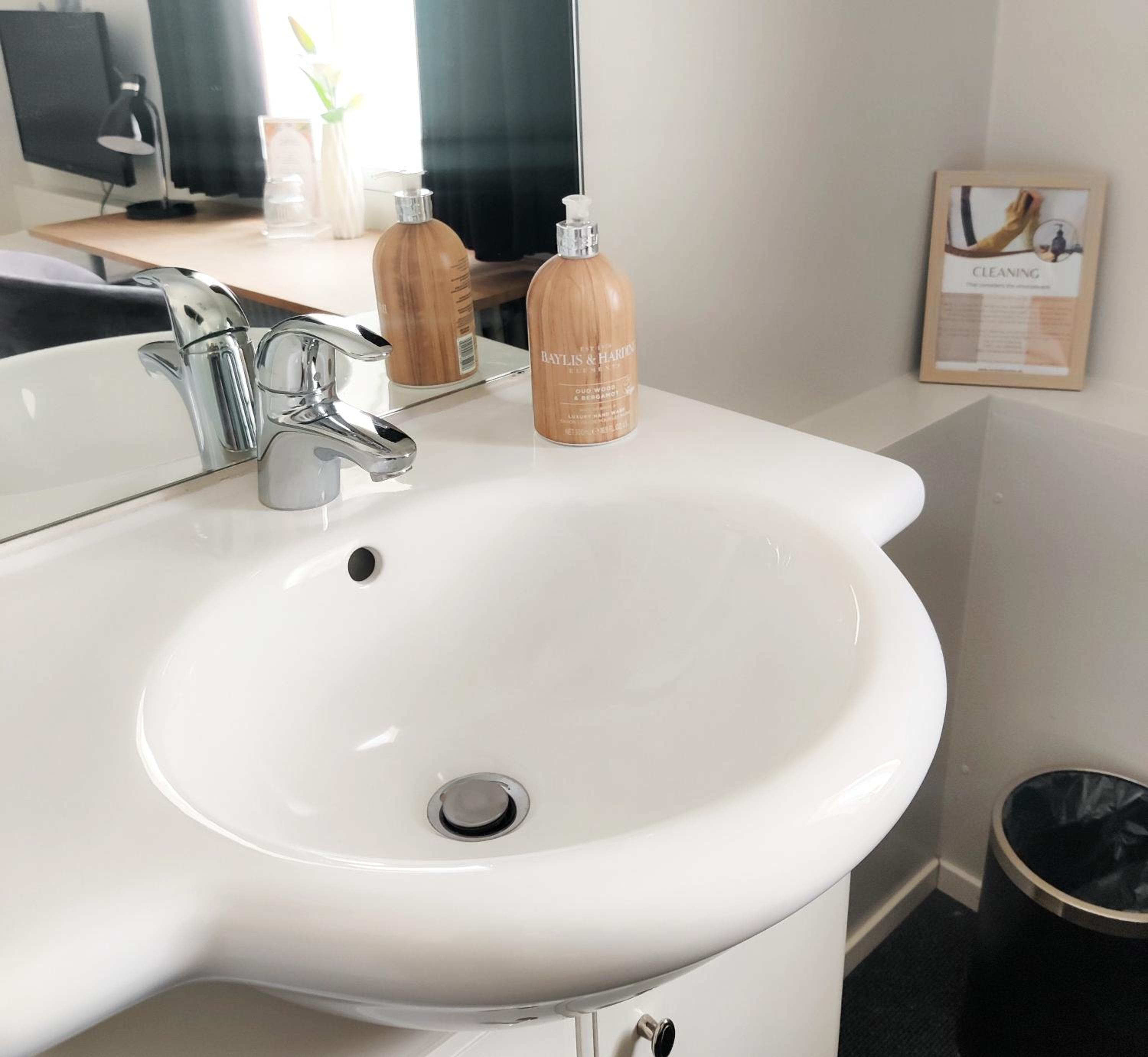Economy Single Room with Shared Bathroom photo 2