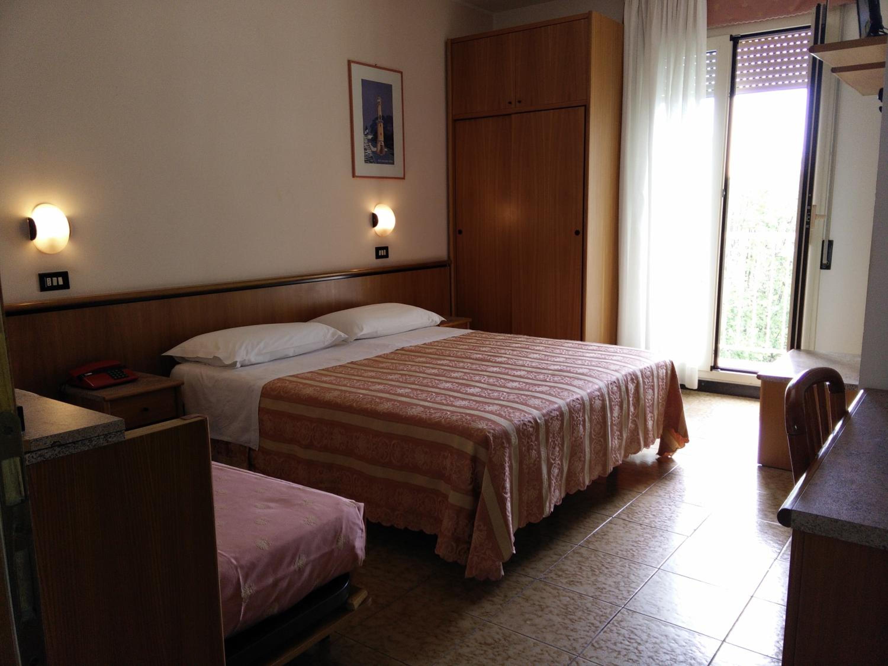 Basic Triple Room photo 2