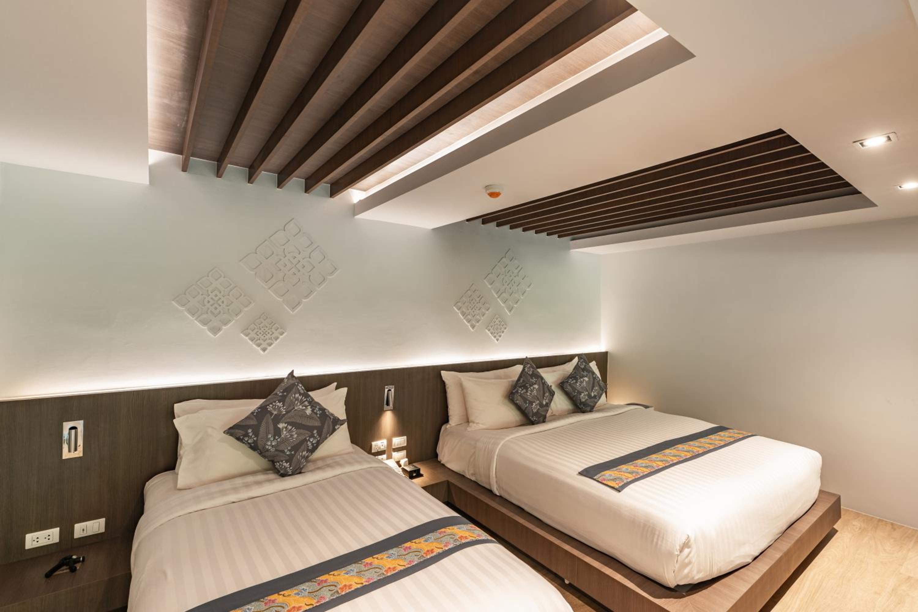 Duplex Suite - Photo 2