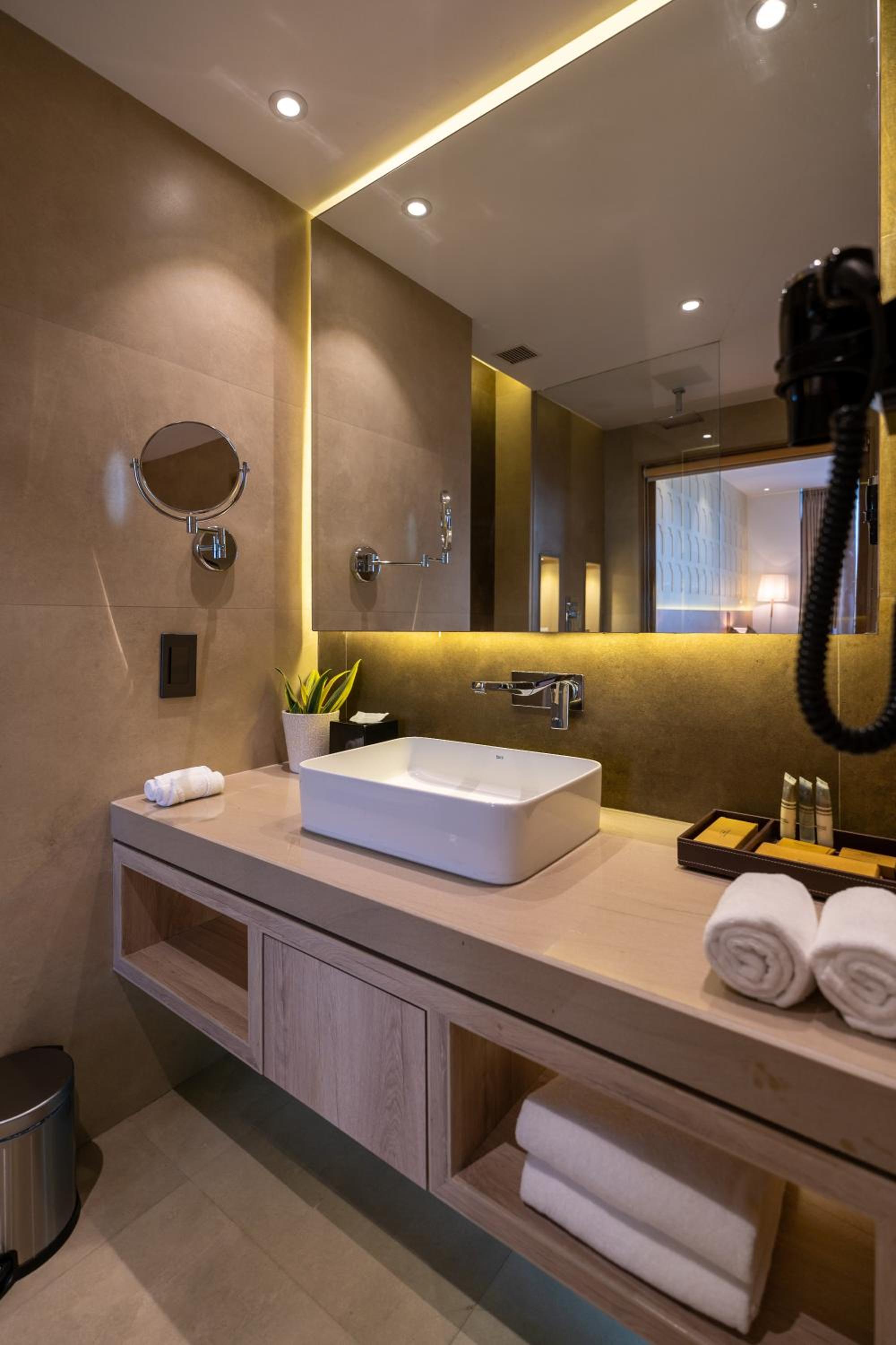 Deluxe King Room photo 2