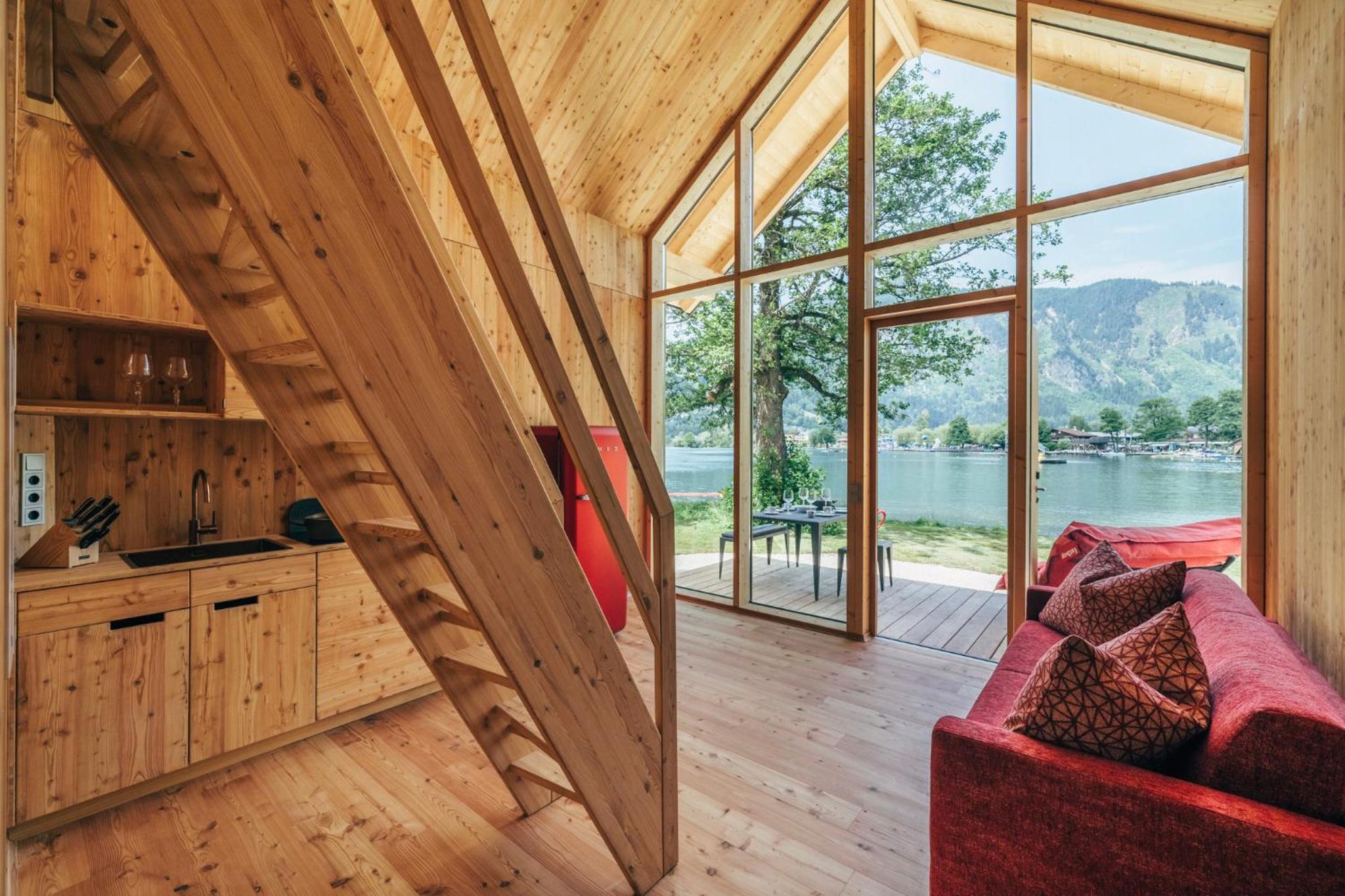 Lodge – Lake view – 2nd row photo 1