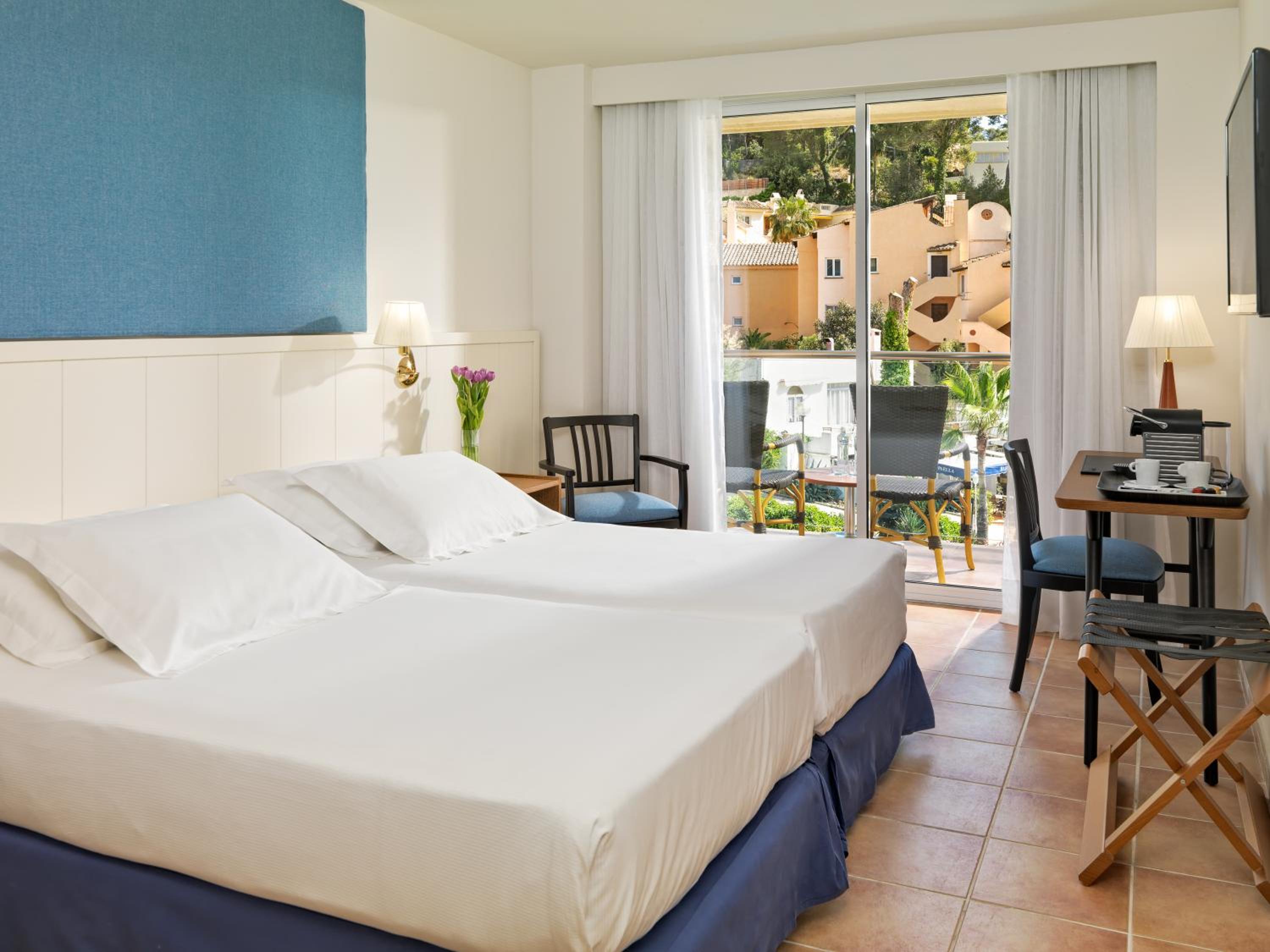 Double or Twin Room with Side Sea View - Photo 1