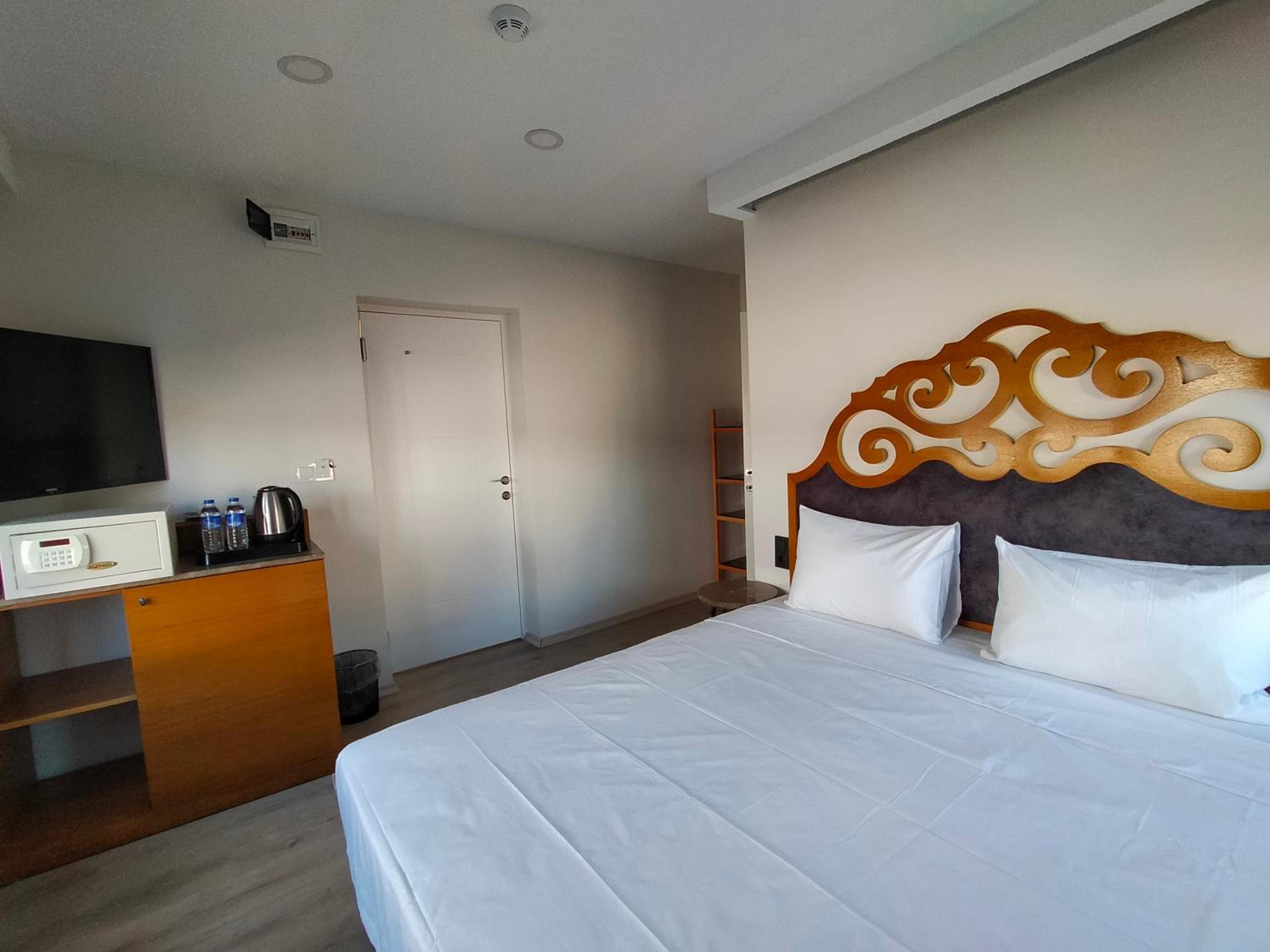 Standard Double Room - Photo 16