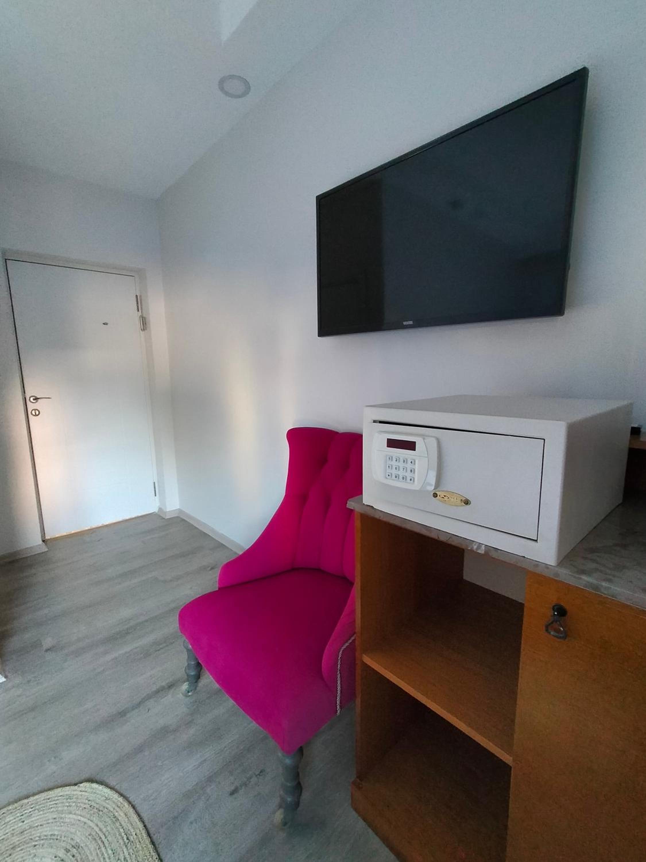 Budget Double Room - Photo 8