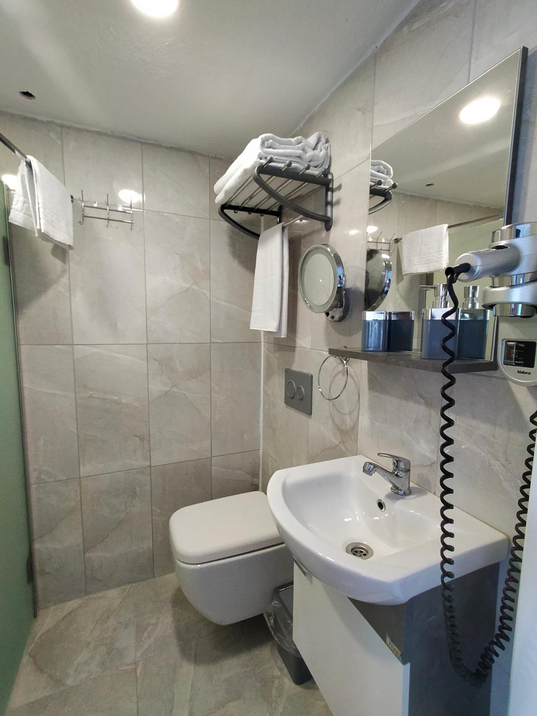 Budget Double Room - Photo 7