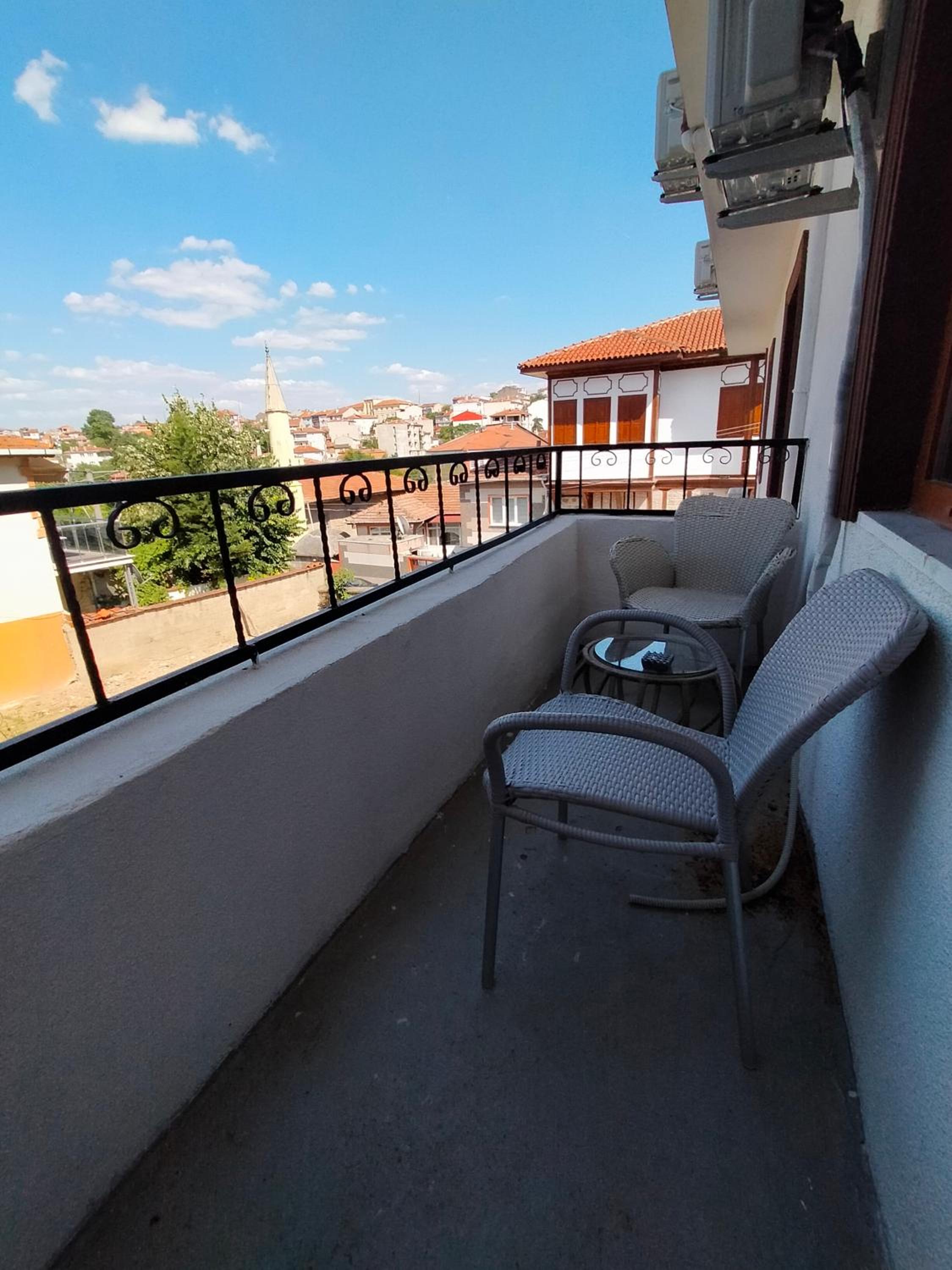 Double Room with Balcony - Photo 9