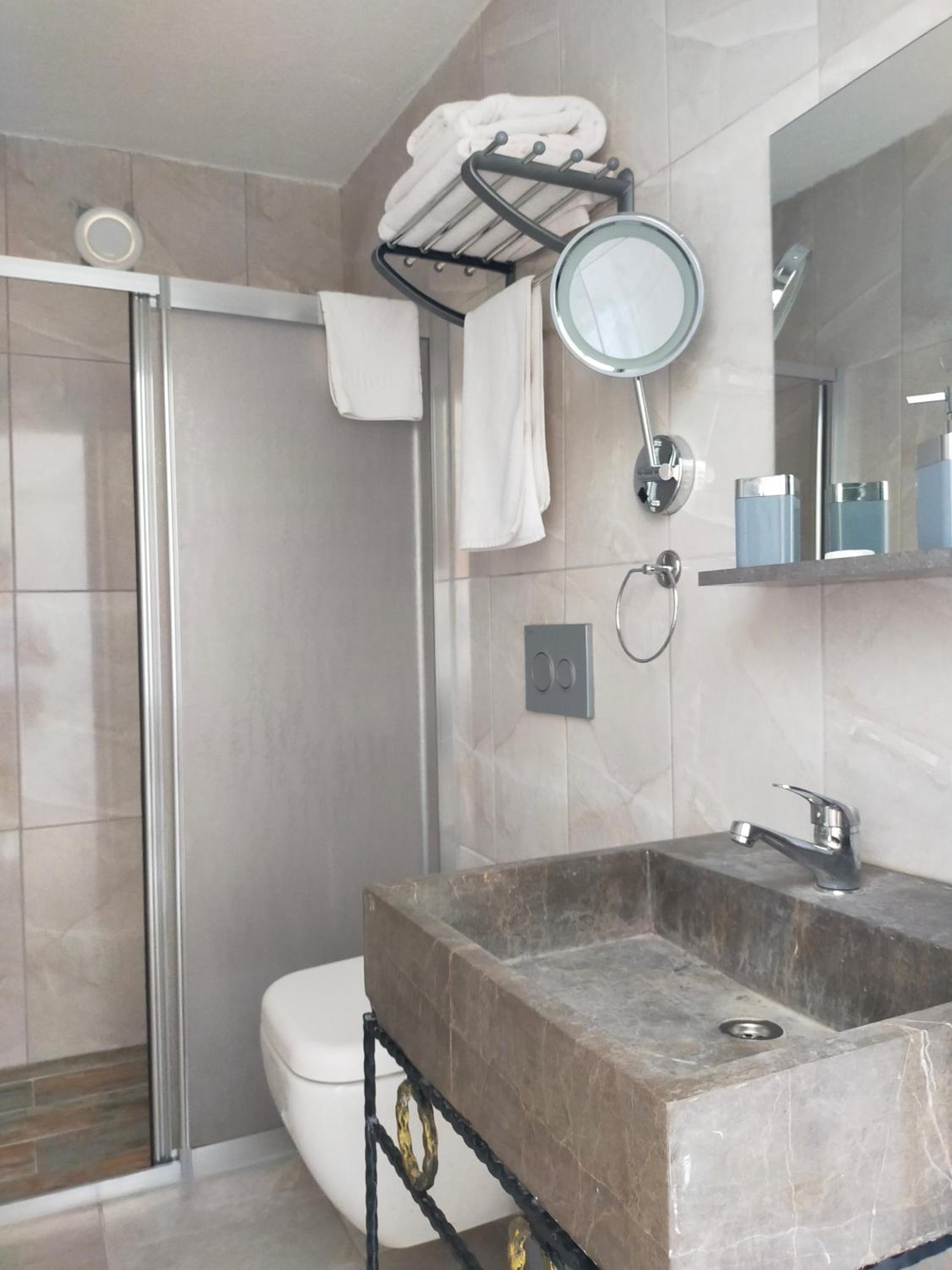 Double Room with Balcony - Photo 11
