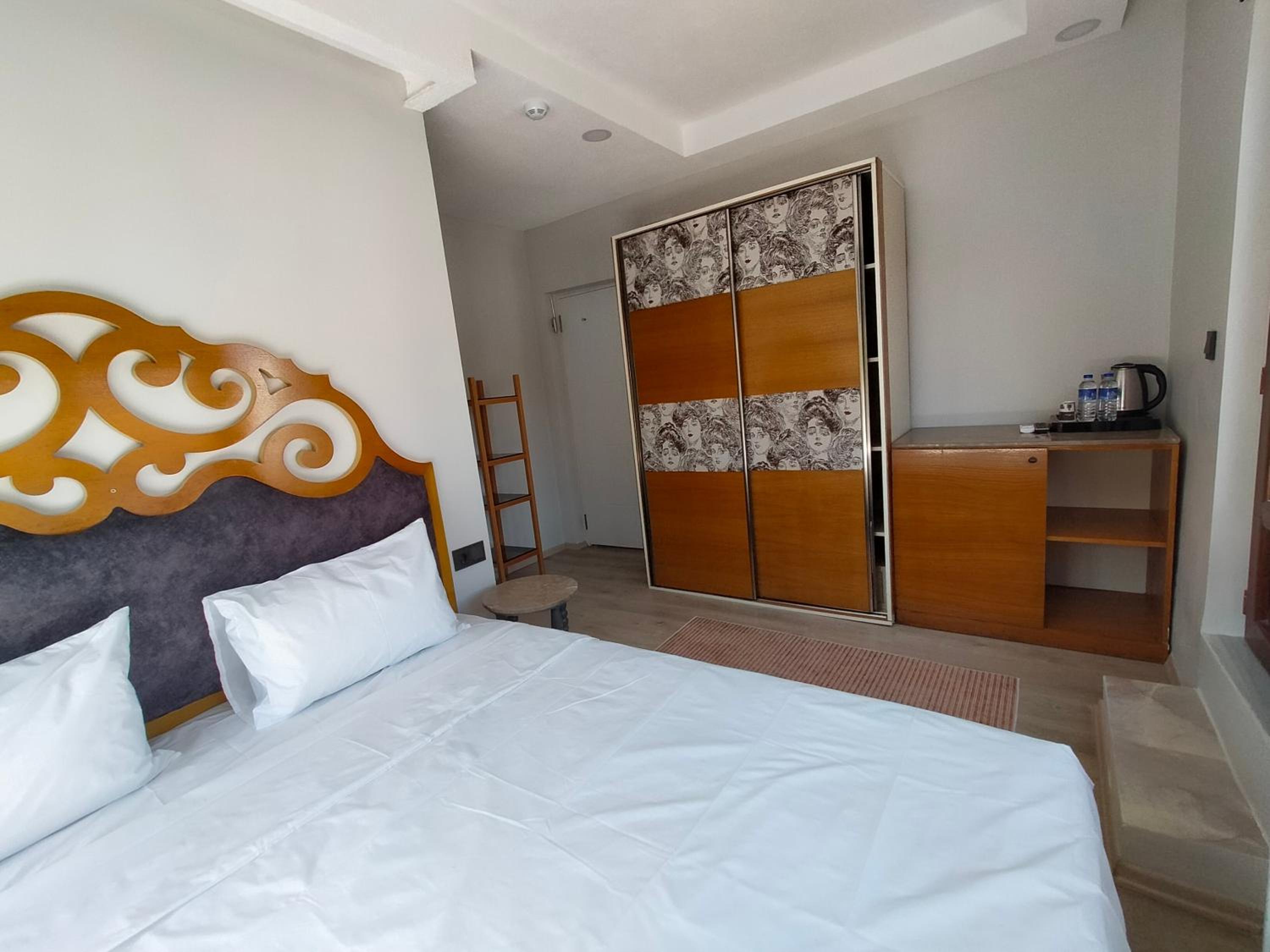 Double Room with Balcony - Photo 12