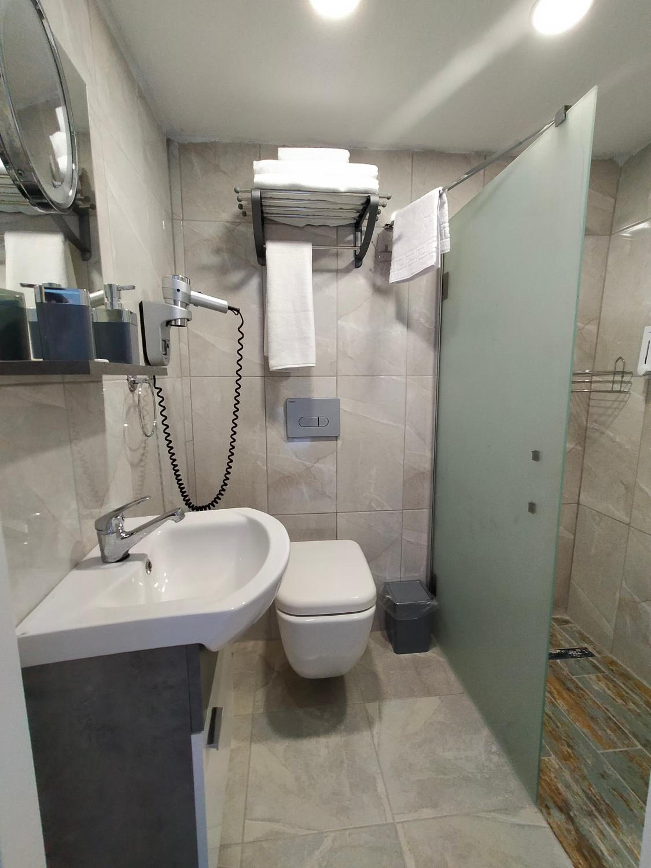 Double Room with Balcony - Photo 16