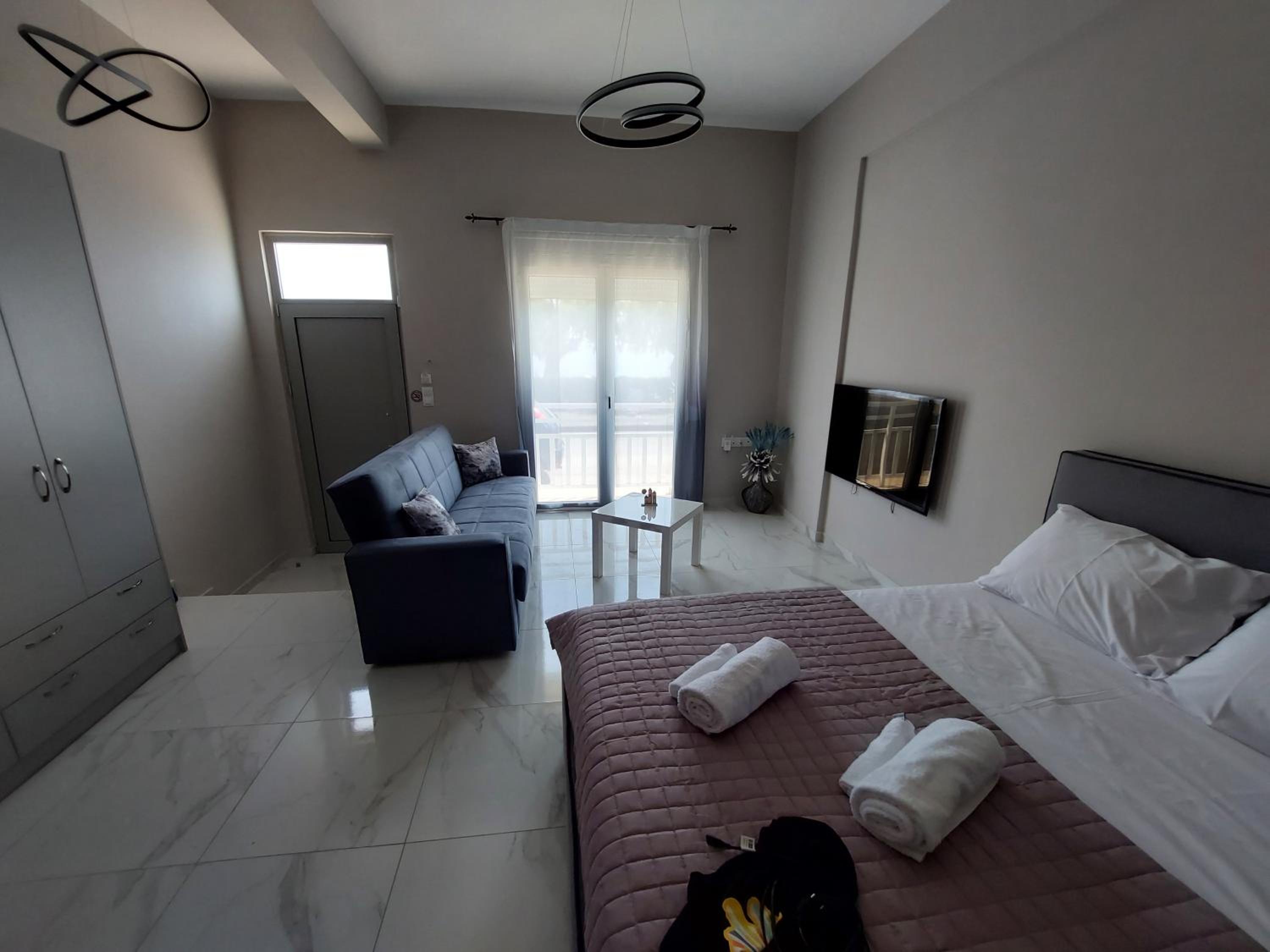 One-Bedroom Apartment photo 1