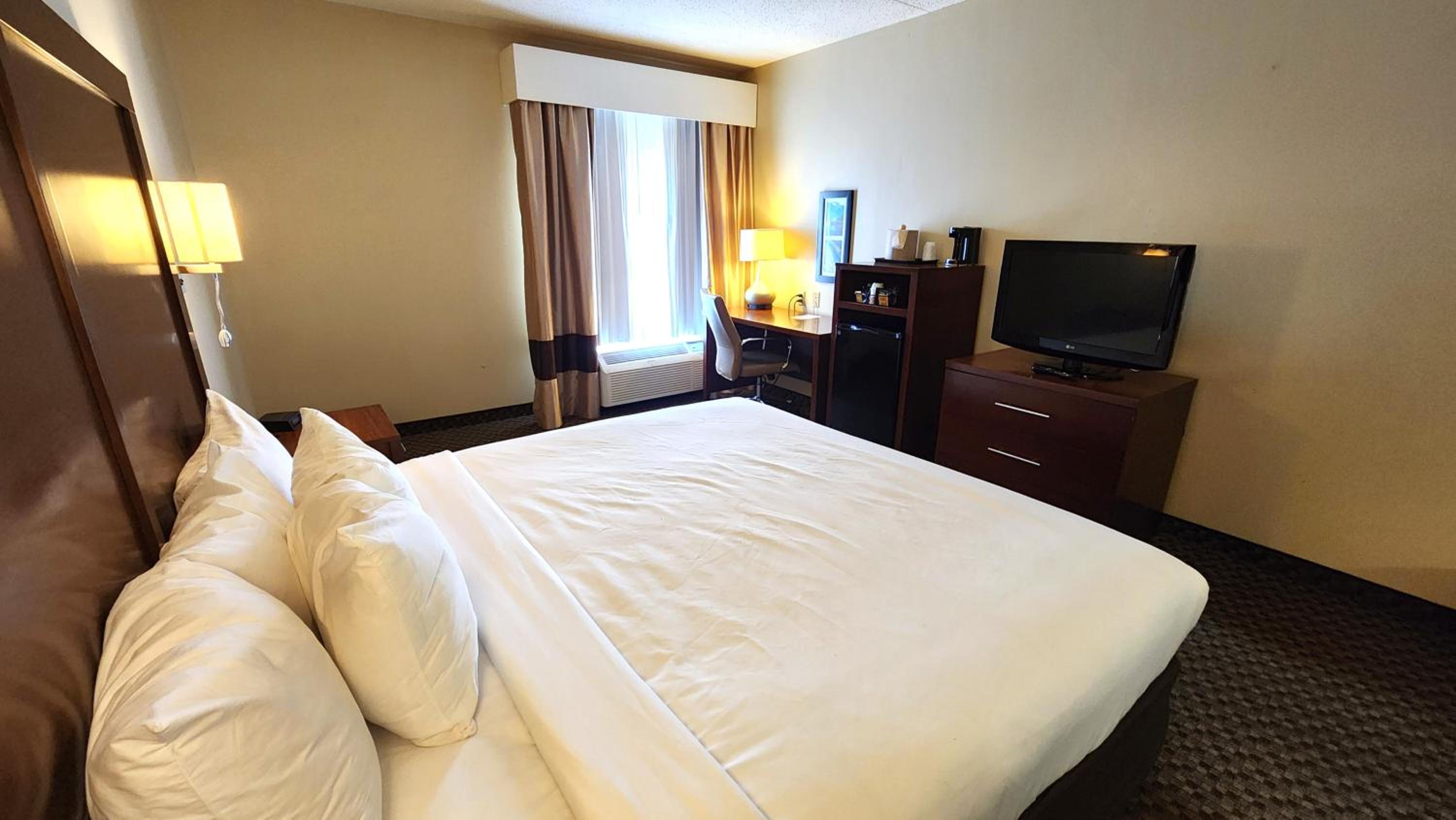 King Room - Non-Smoking - Photo 8