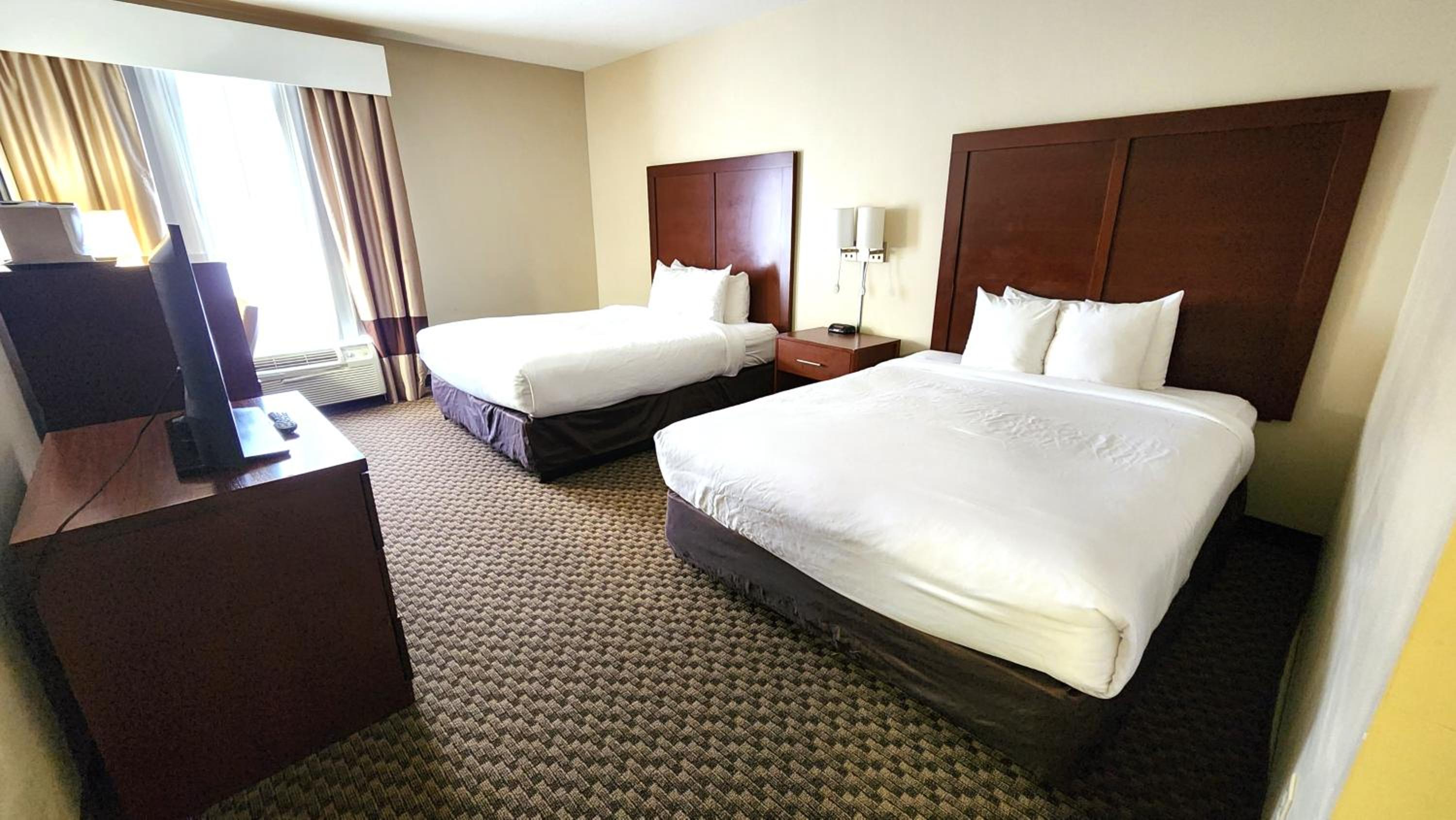Queen Room with Two Queen Beds - Non-Smoking - Photo 4