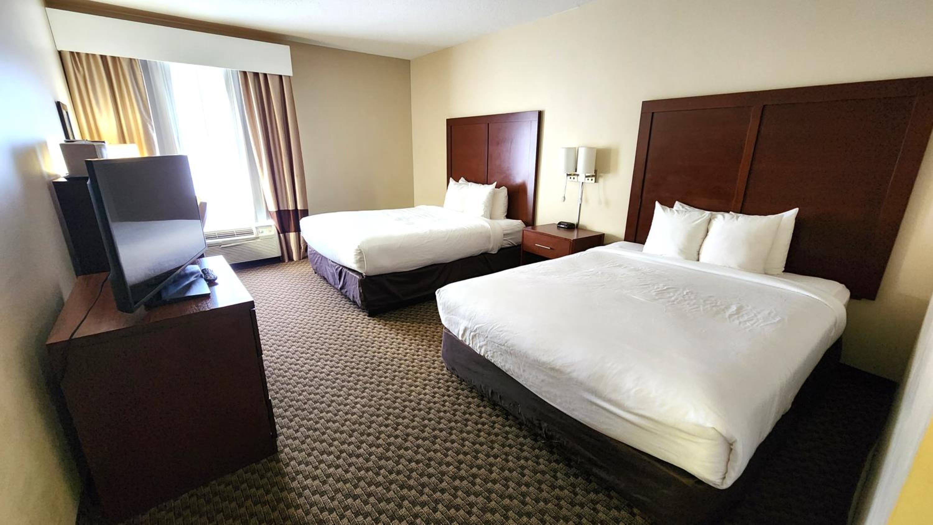 Queen Room with Two Queen Beds - Non-Smoking - Photo 8