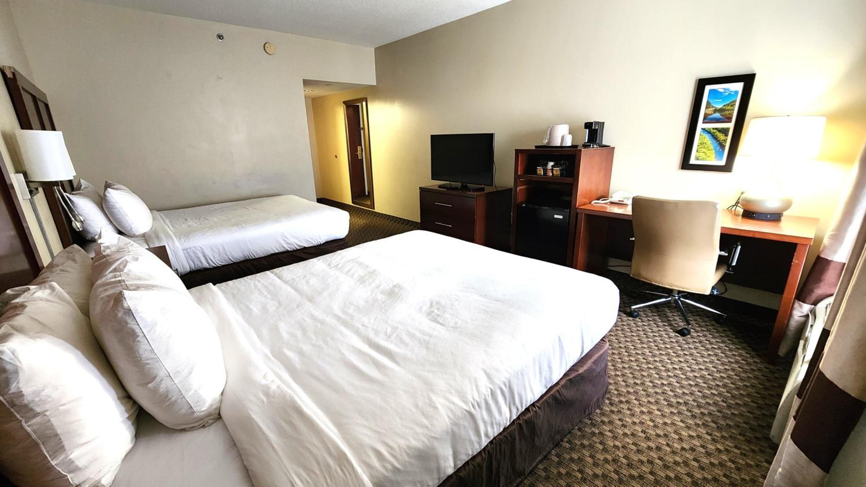 Queen Room with Two Queen Beds - Non-Smoking - Photo 3