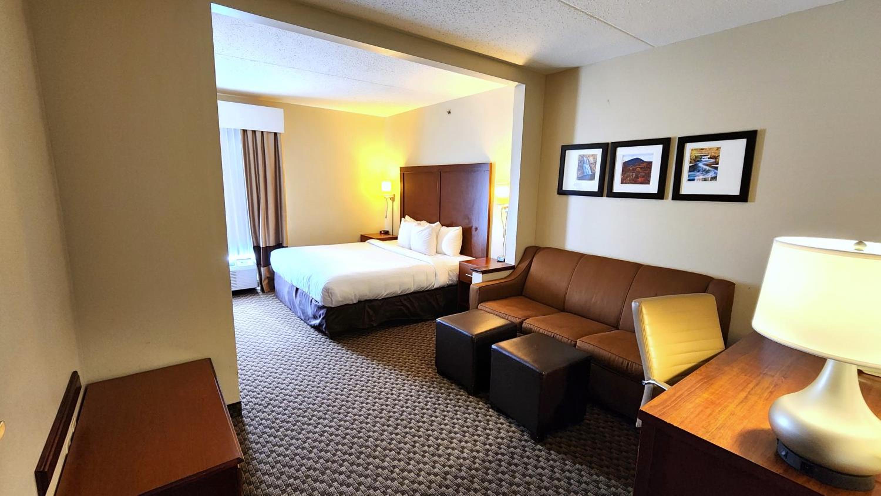 King Suite - Accessible/Non-Smoking photo 2