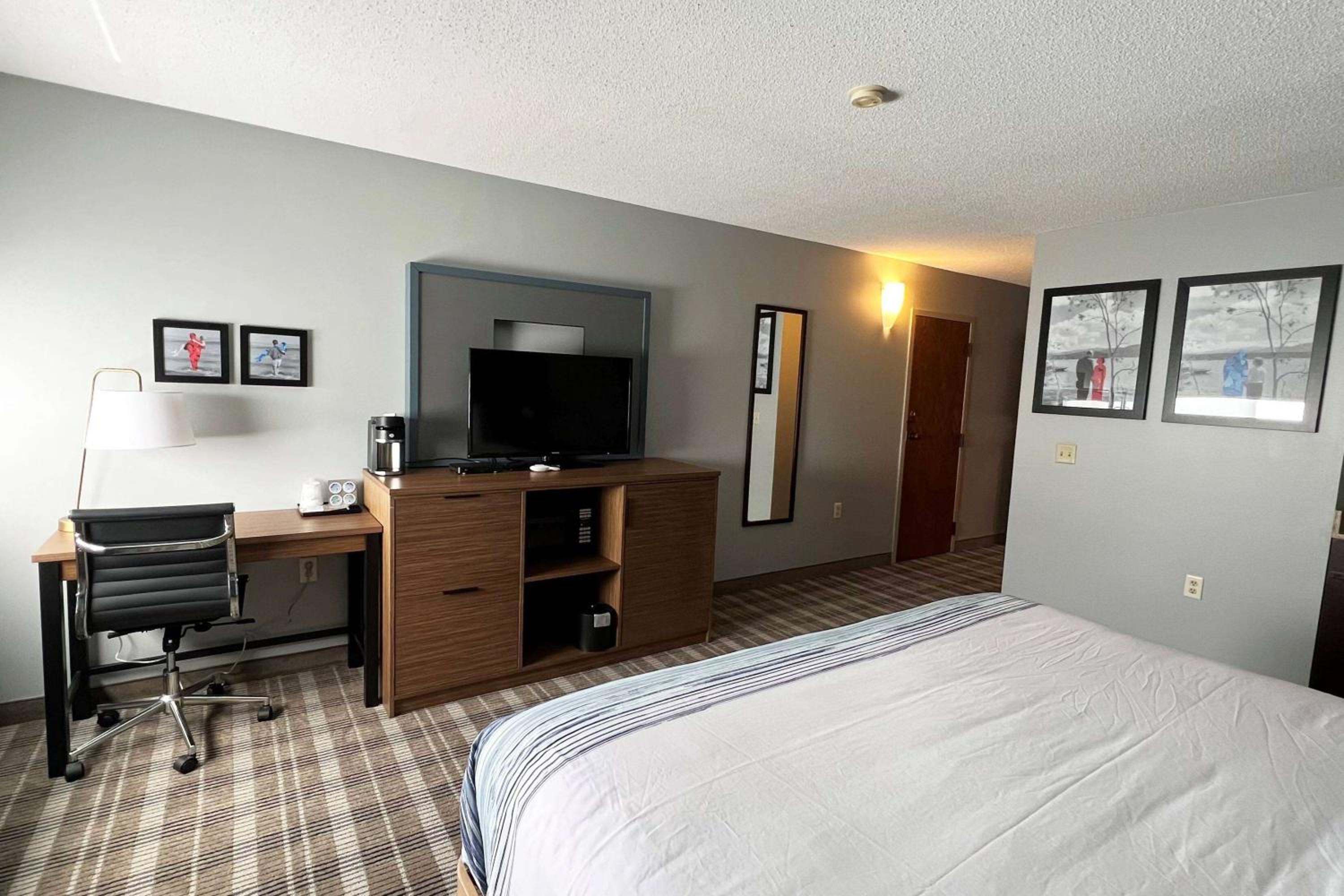 King Room with Mobility Access and Bathtub with Grab Bars, Non-Smoking - Photo 2