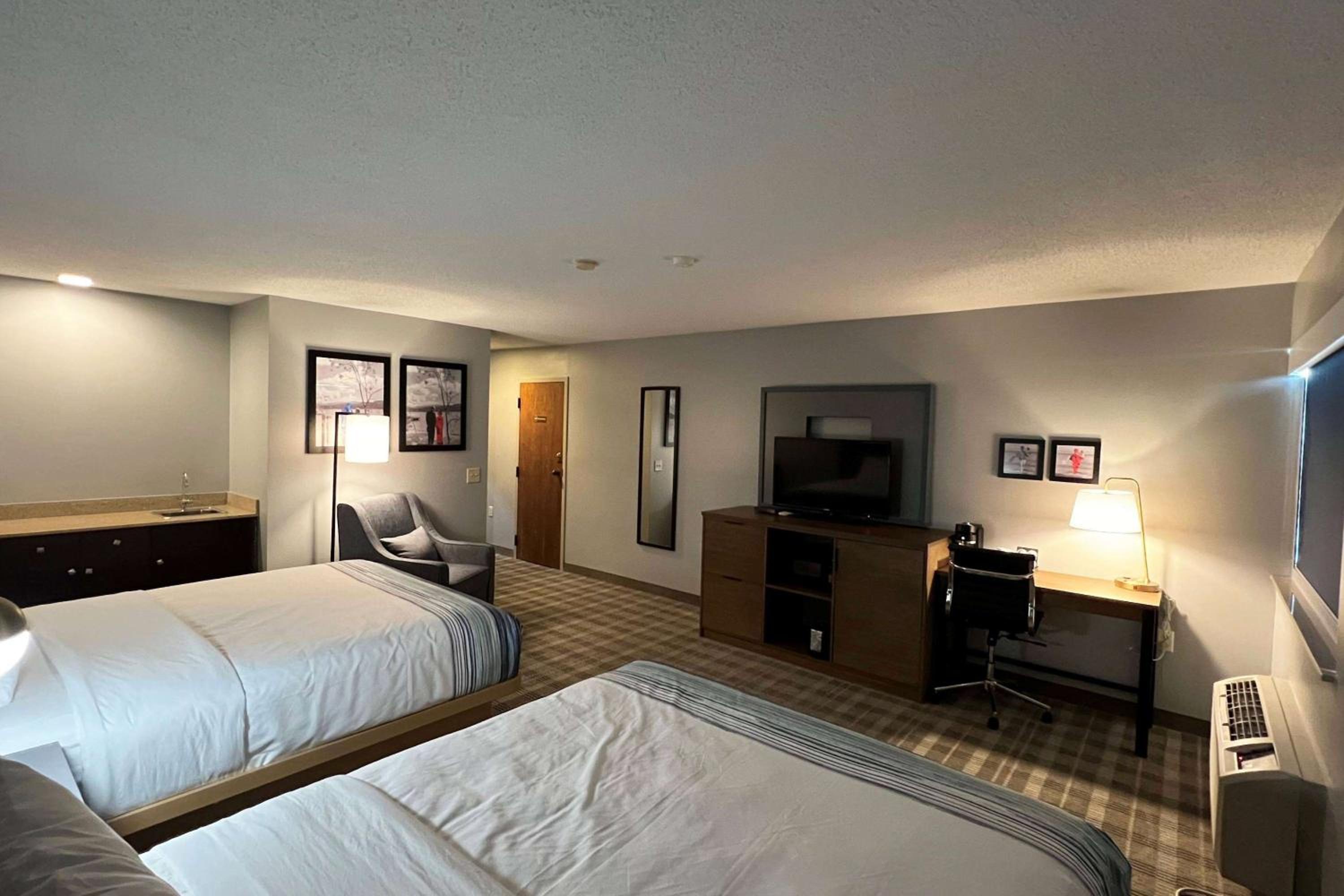 Queen Room with Two Queen Beds, Mobility Access and Bathtub with Grab Bars, Non-Smoking - Photo 2