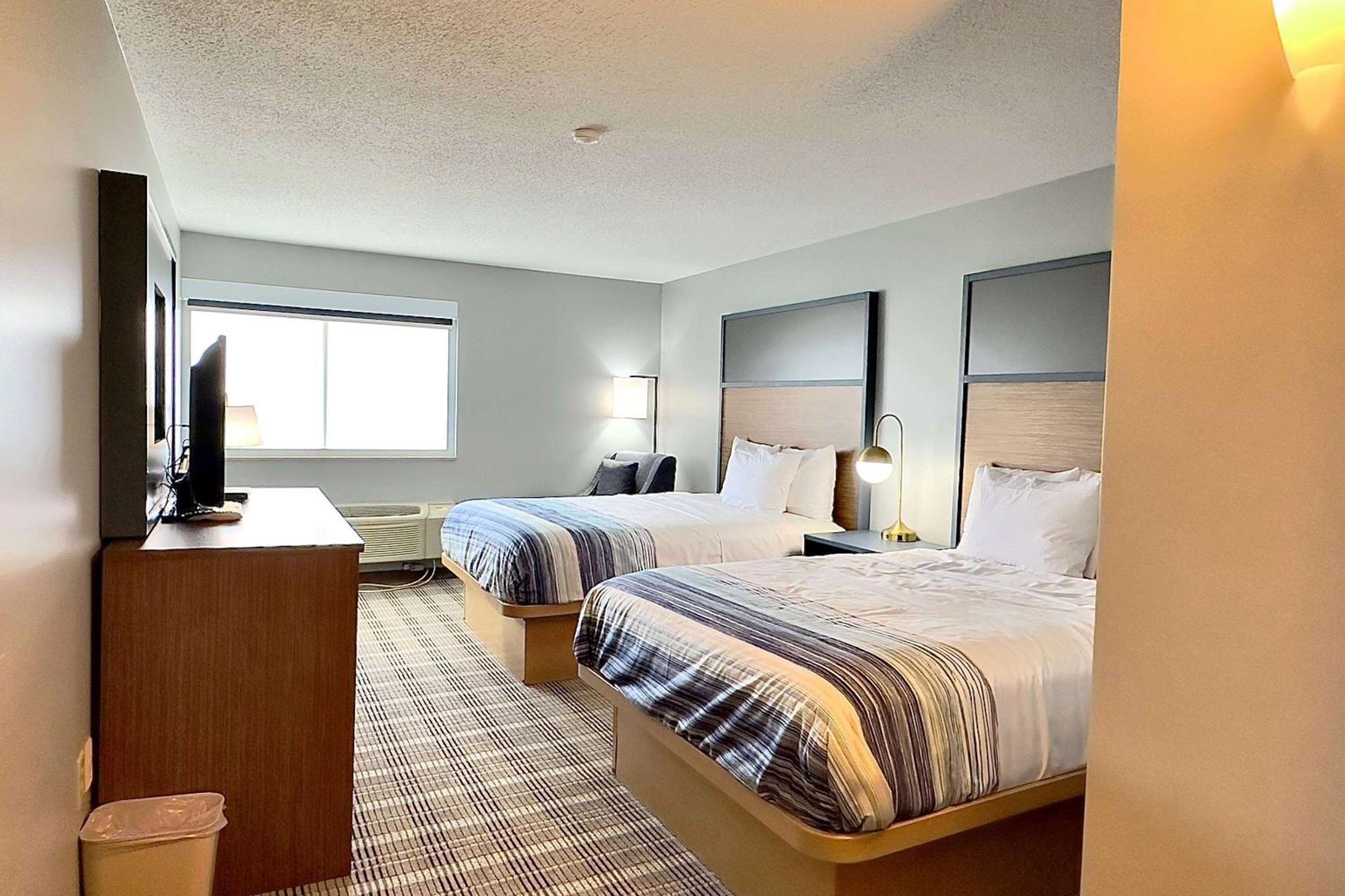 Queen Room with Two Queen Beds, Mobility Access and Bathtub with Grab Bars, Non-Smoking - Photo 3