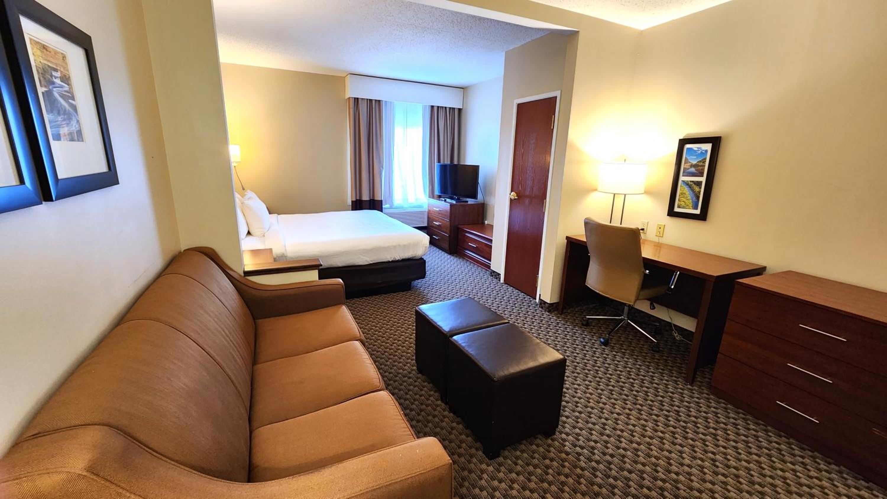 King Suite - Non-Smoking - Photo 5