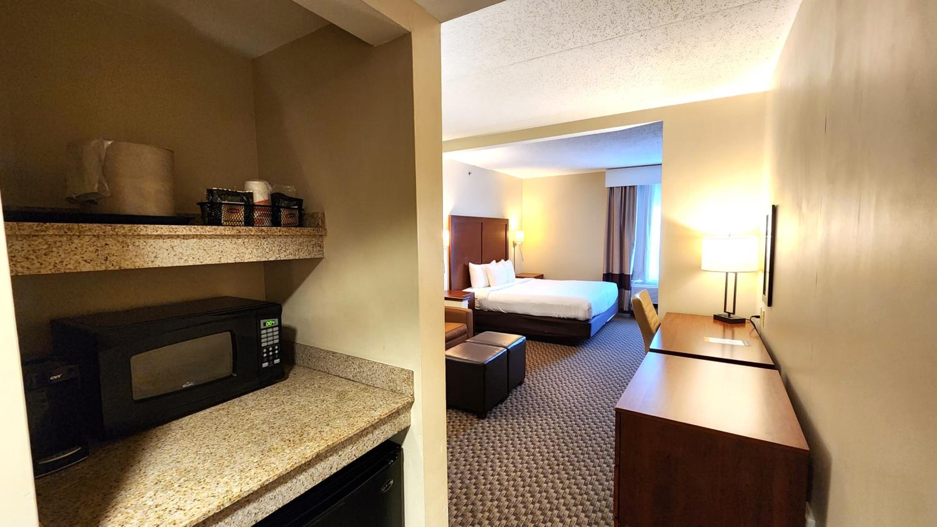 King Suite - Non-Smoking - Photo 6