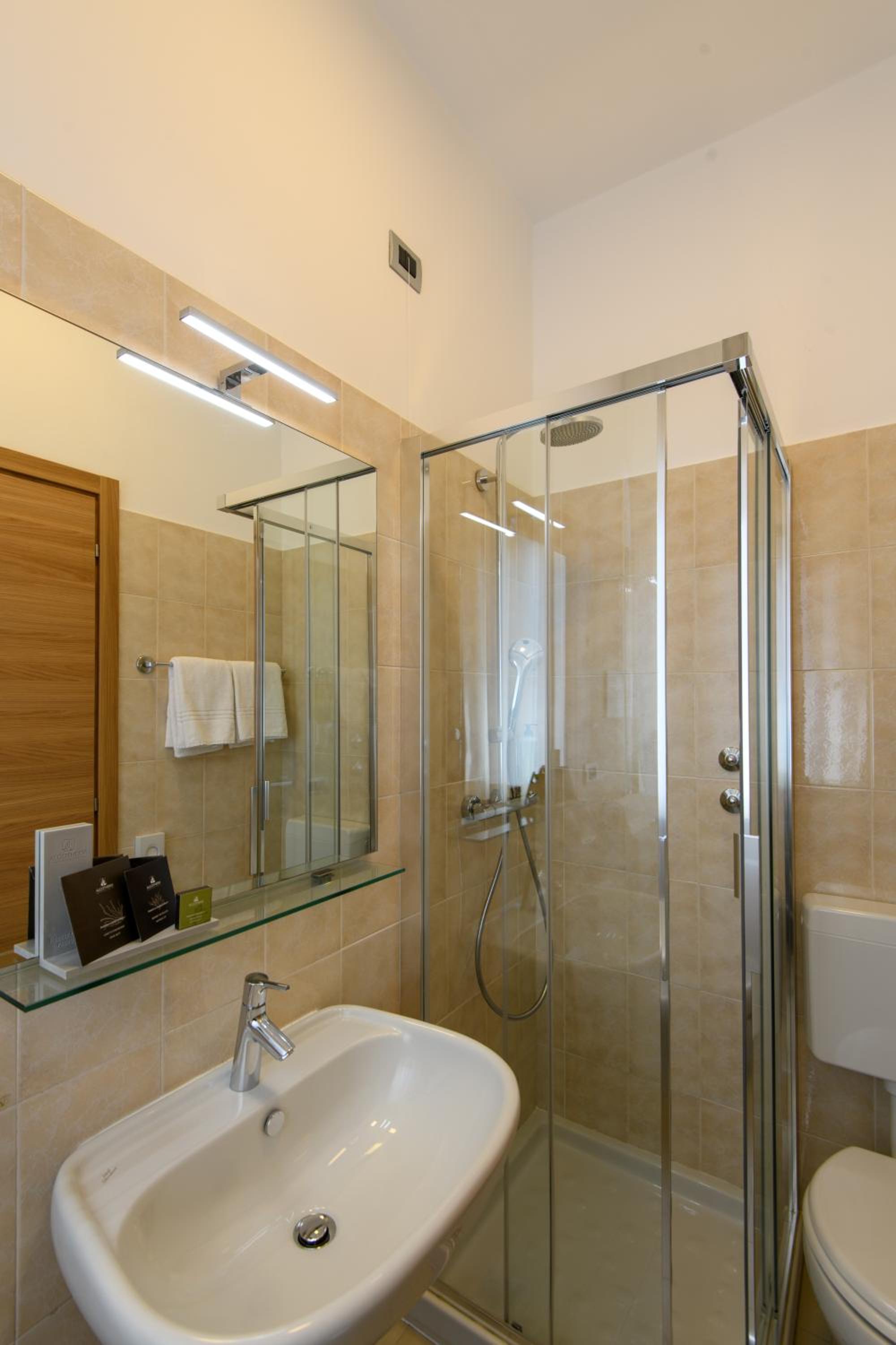 Standard Double or Twin Room photo 3