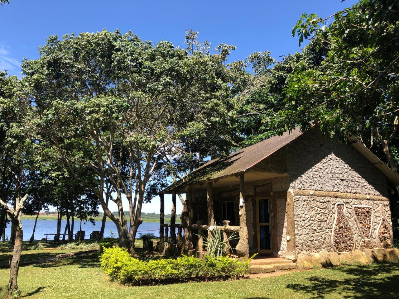 Family Room with Lake View photo 3