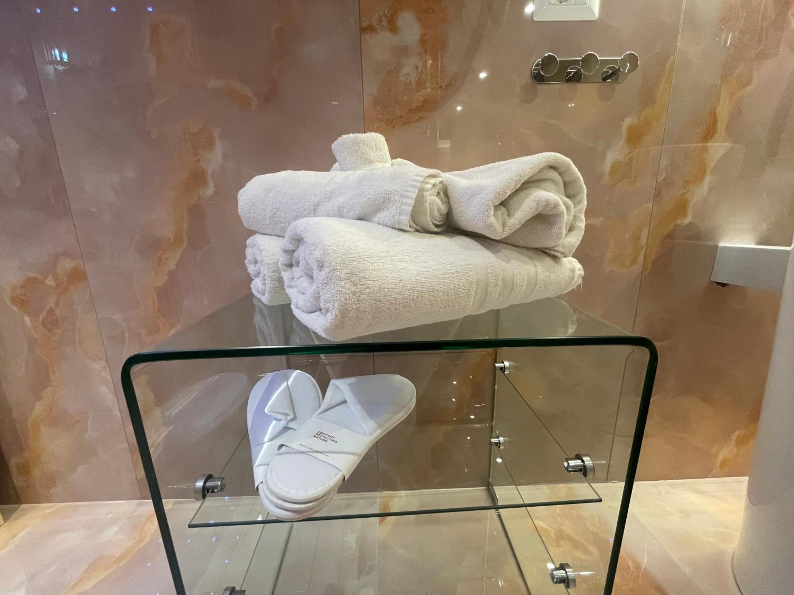 Deluxe Suite with Spa Bath photo 2